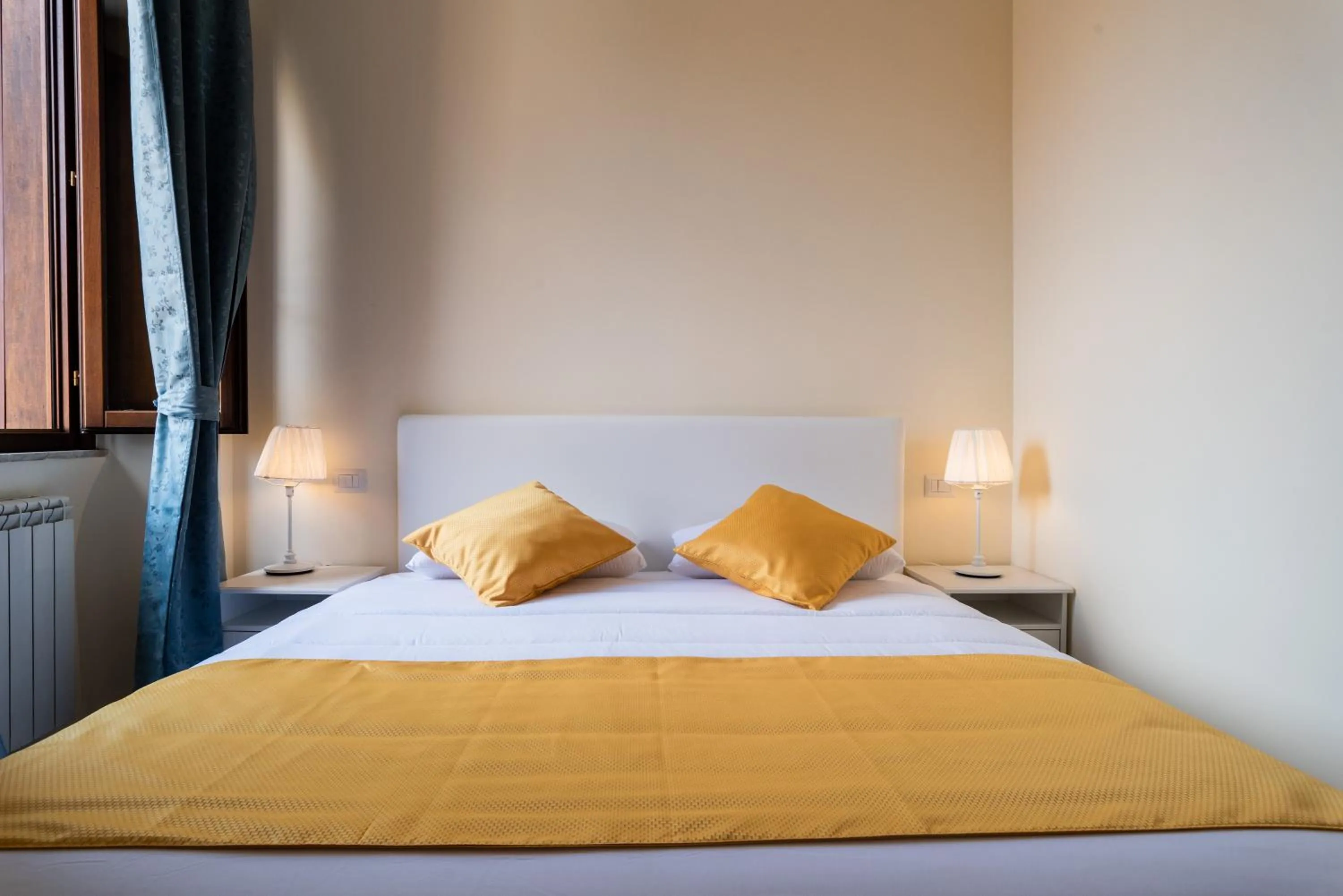 Bed in Minerva Monks Inn