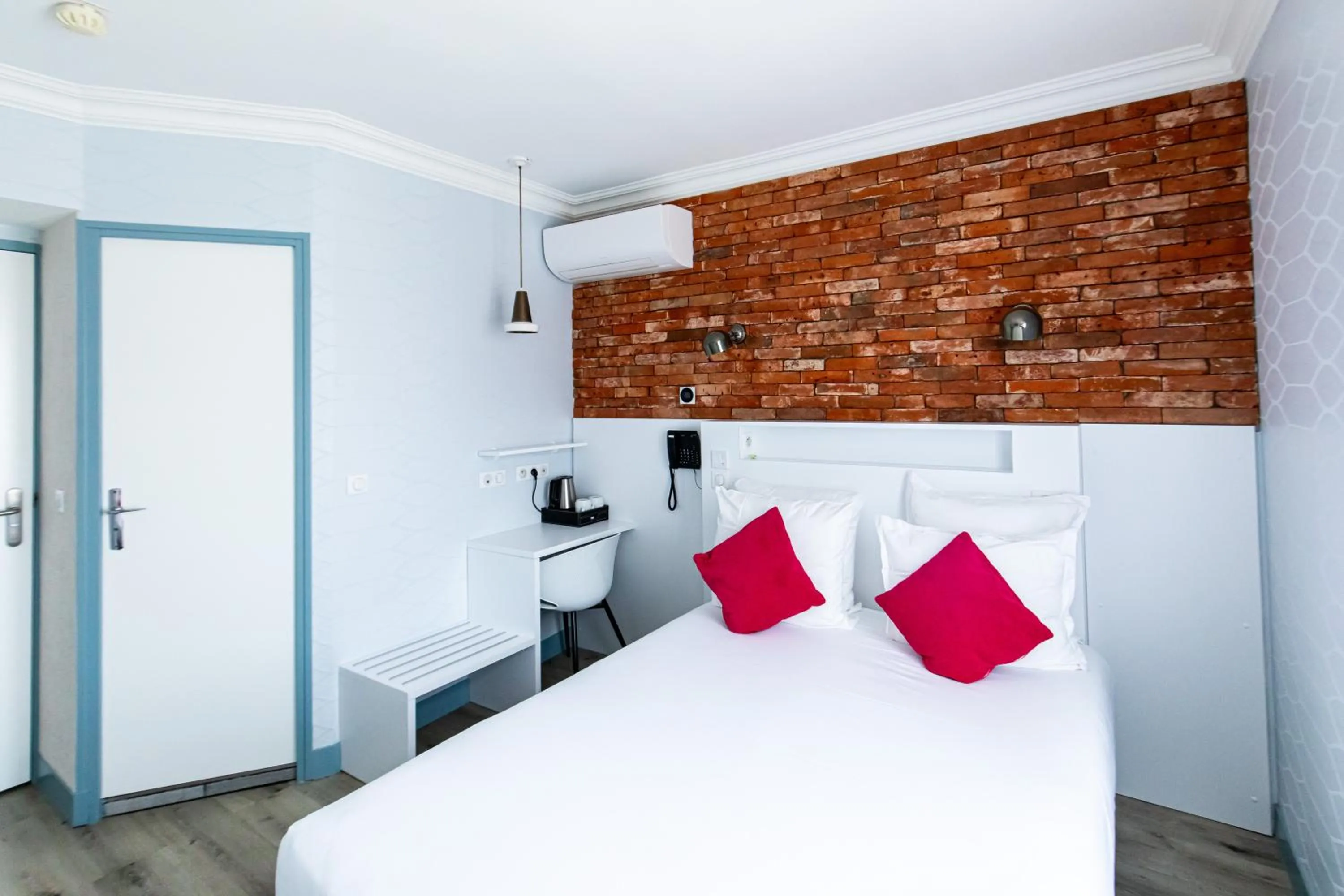 Bed in HOTEL DE PARIS MONTPARNASSE