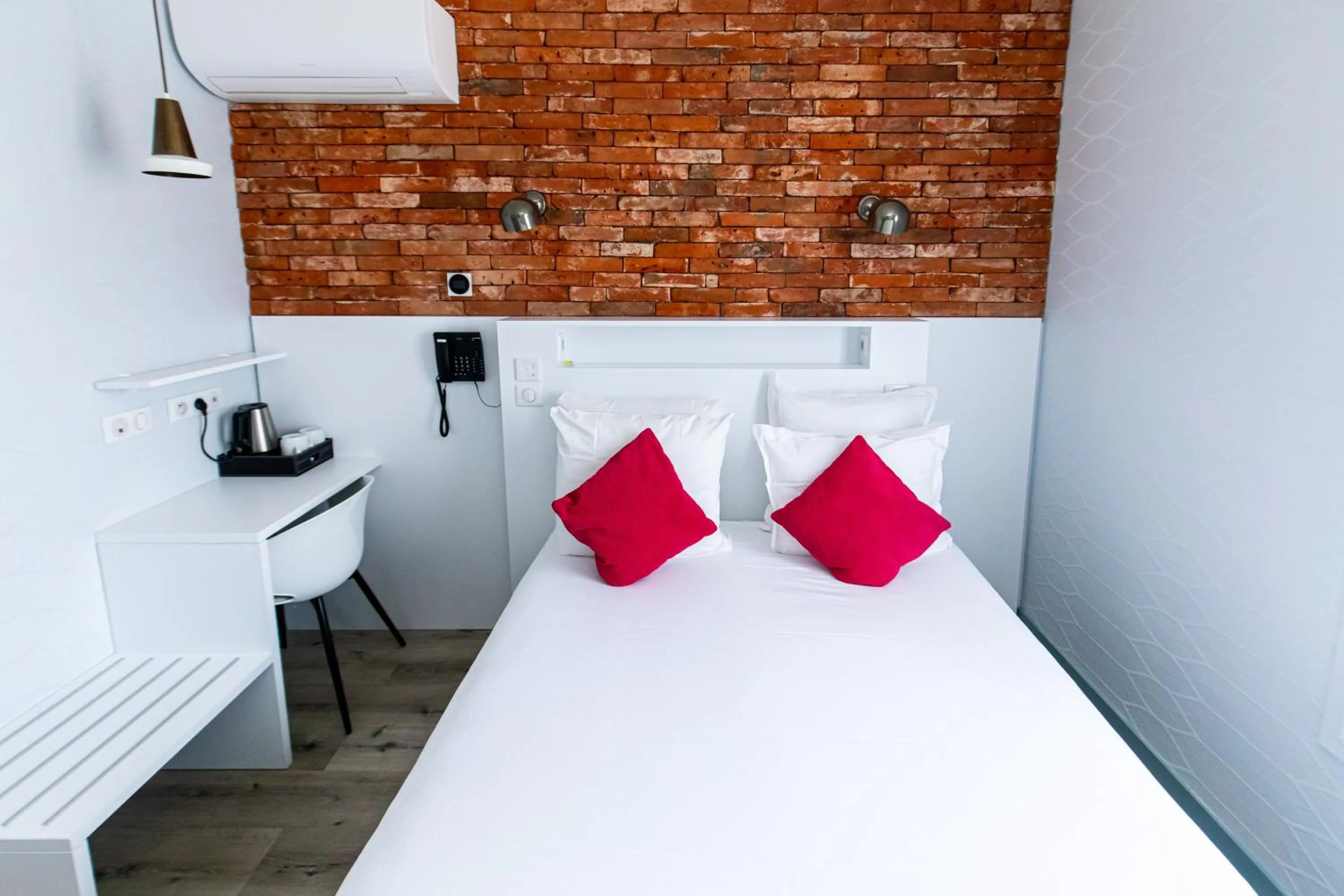 Bed in HOTEL DE PARIS MONTPARNASSE