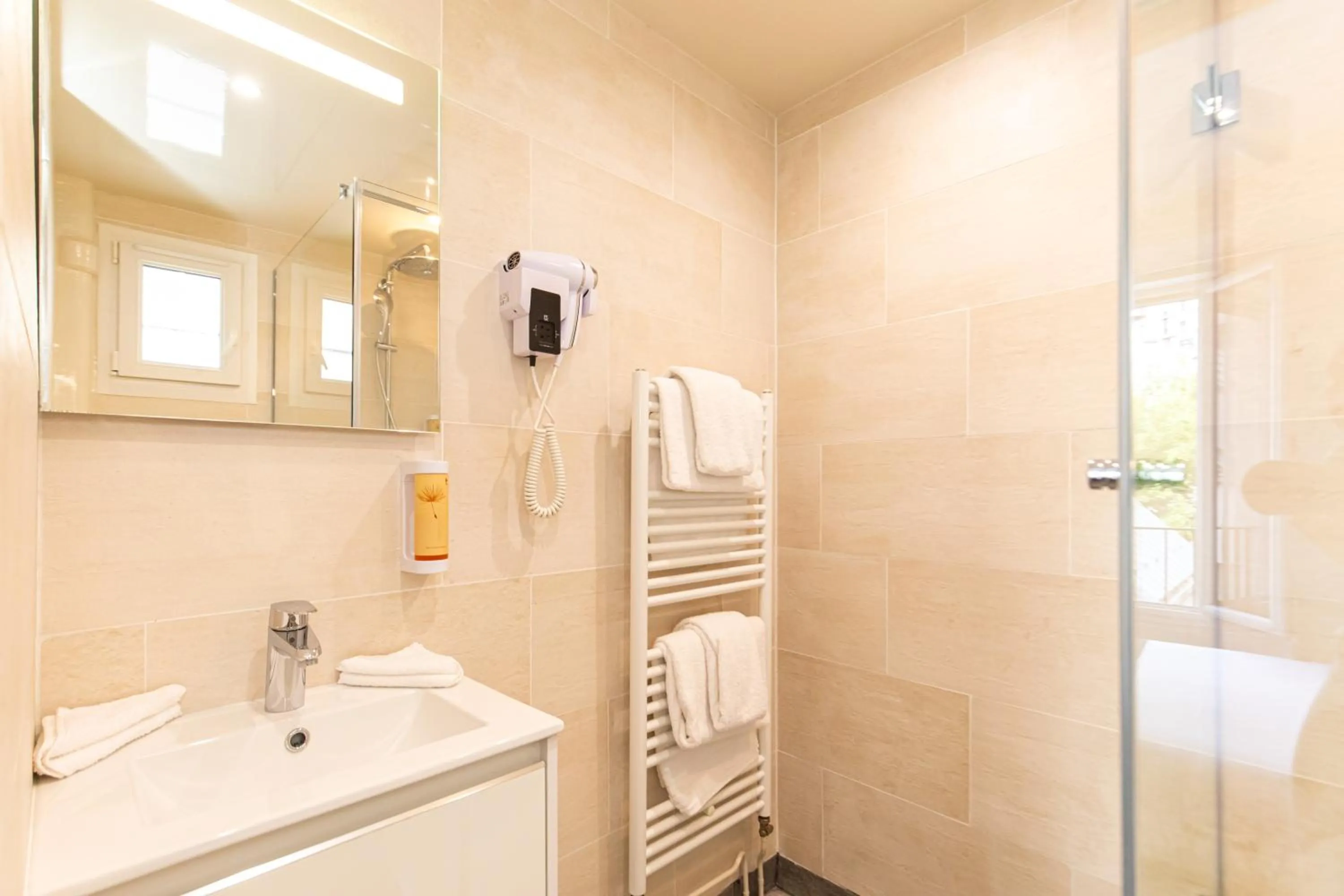 Shower in HOTEL DE PARIS MONTPARNASSE