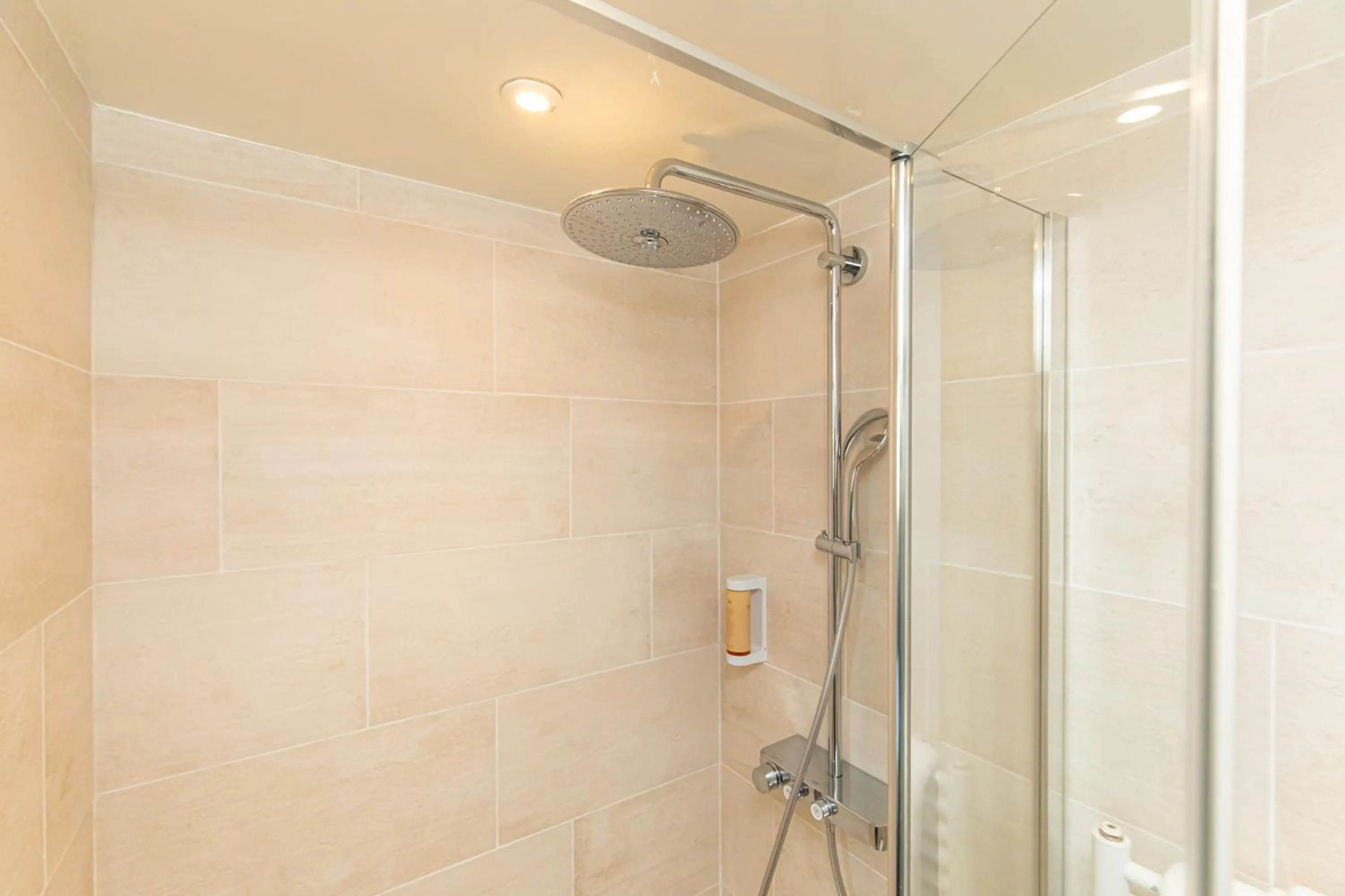 Shower in HOTEL DE PARIS MONTPARNASSE