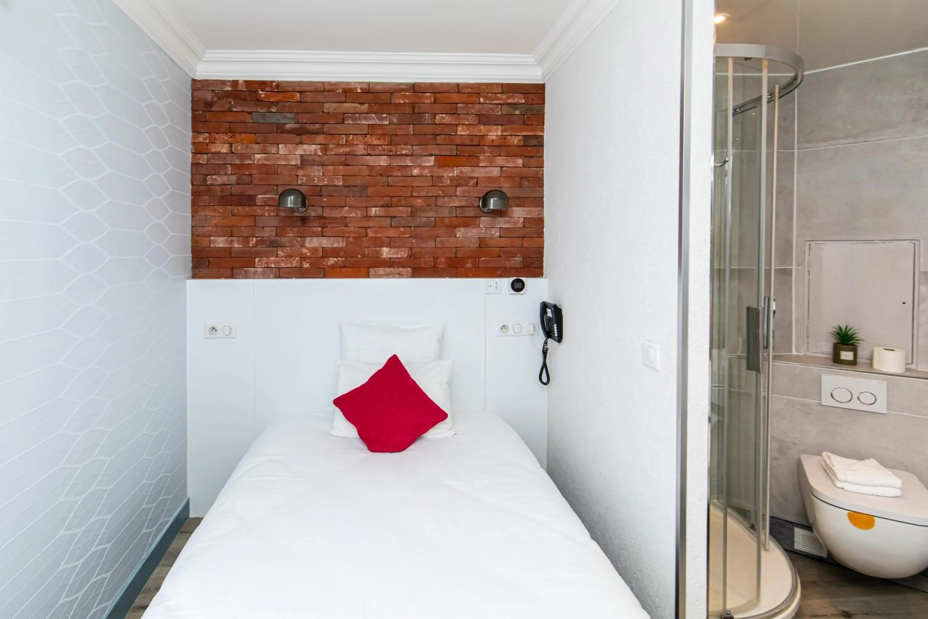 Shower, Bed in HOTEL DE PARIS MONTPARNASSE