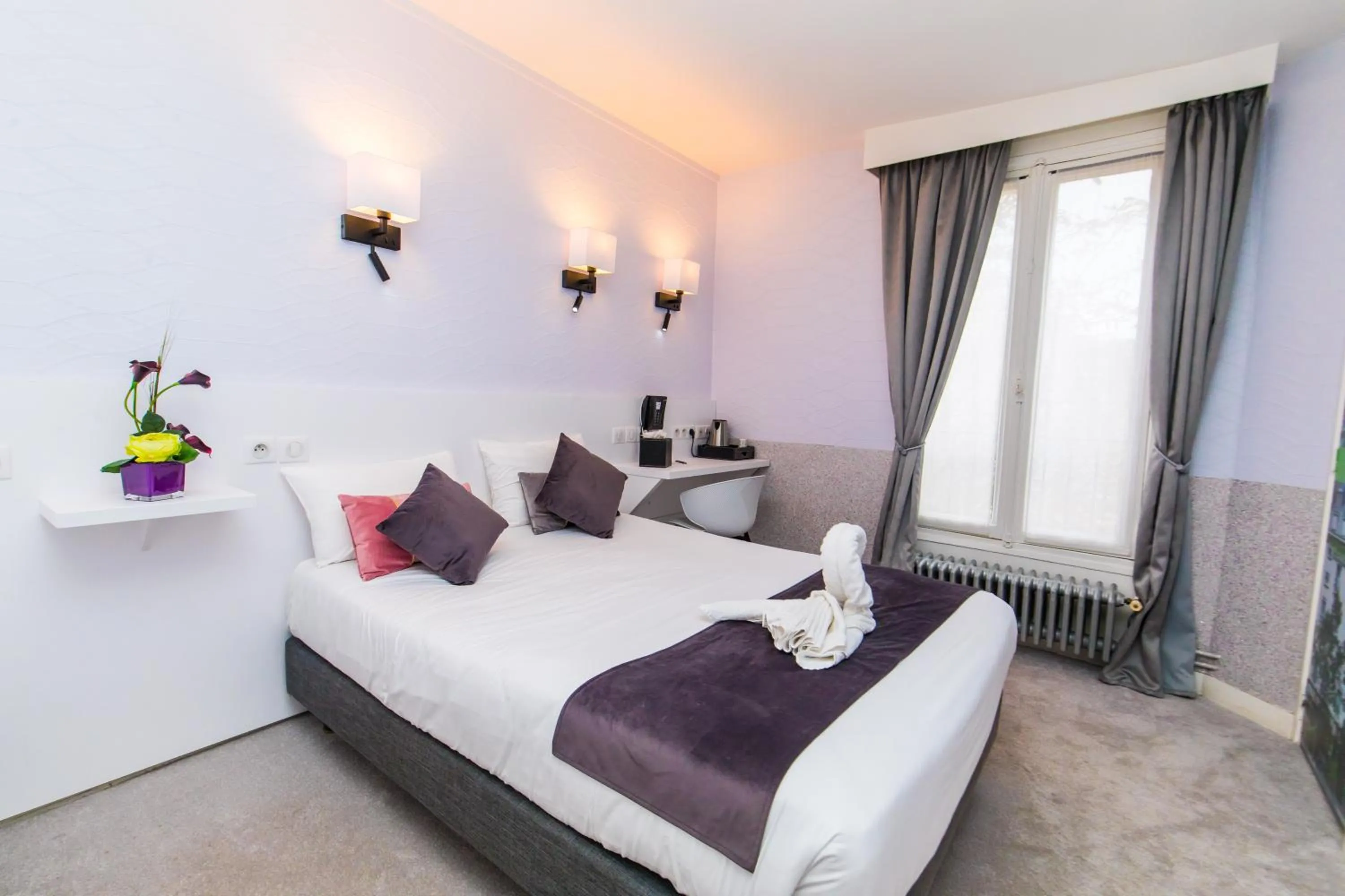 Bed in HOTEL DE PARIS MONTPARNASSE