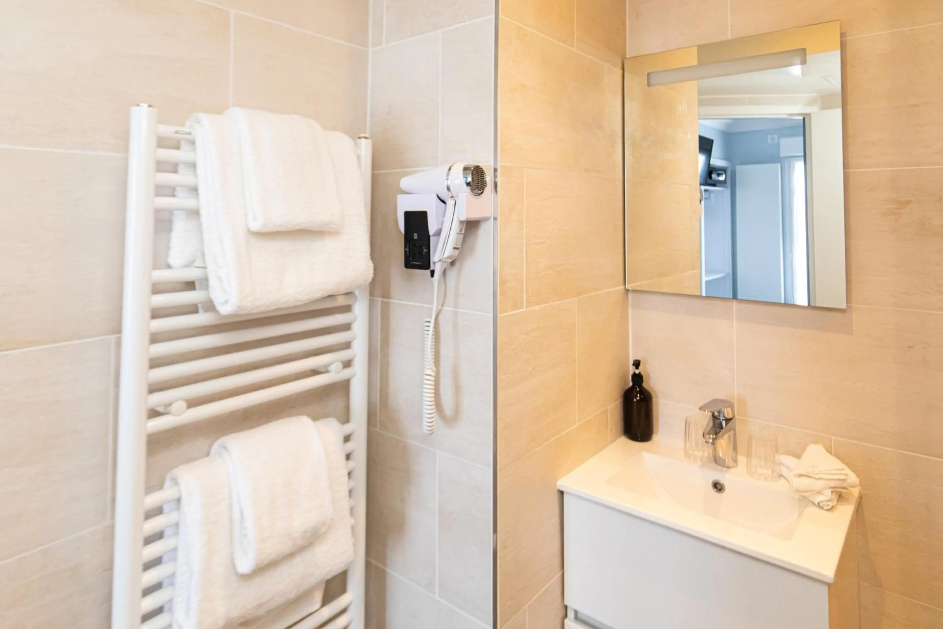 Shower in HOTEL DE PARIS MONTPARNASSE