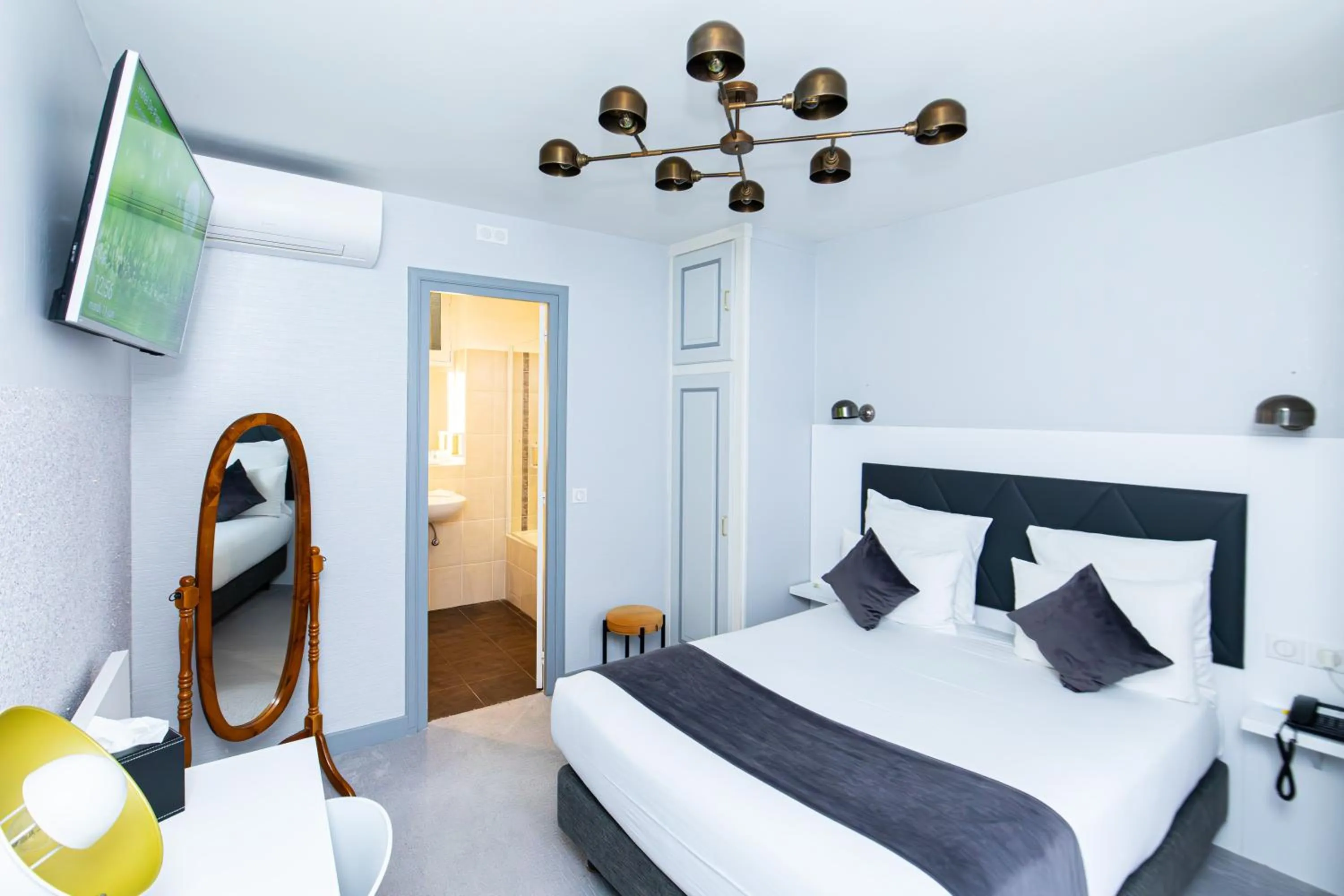 Bed in HOTEL DE PARIS MONTPARNASSE