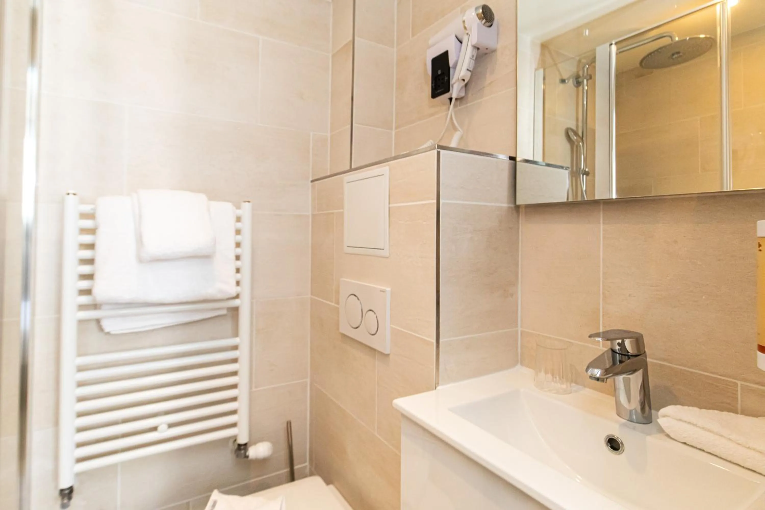 Shower in HOTEL DE PARIS MONTPARNASSE