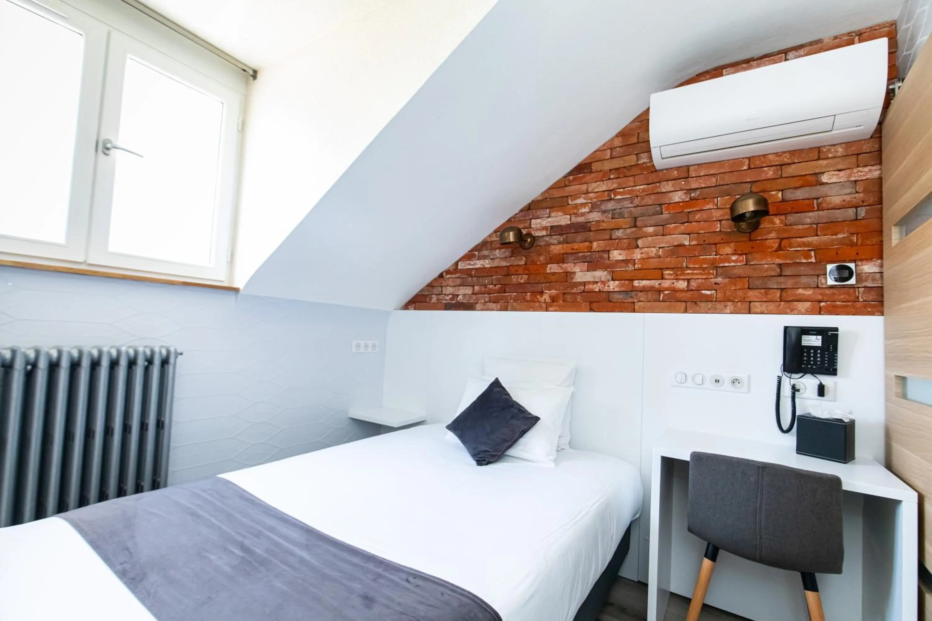 Bed in HOTEL DE PARIS MONTPARNASSE