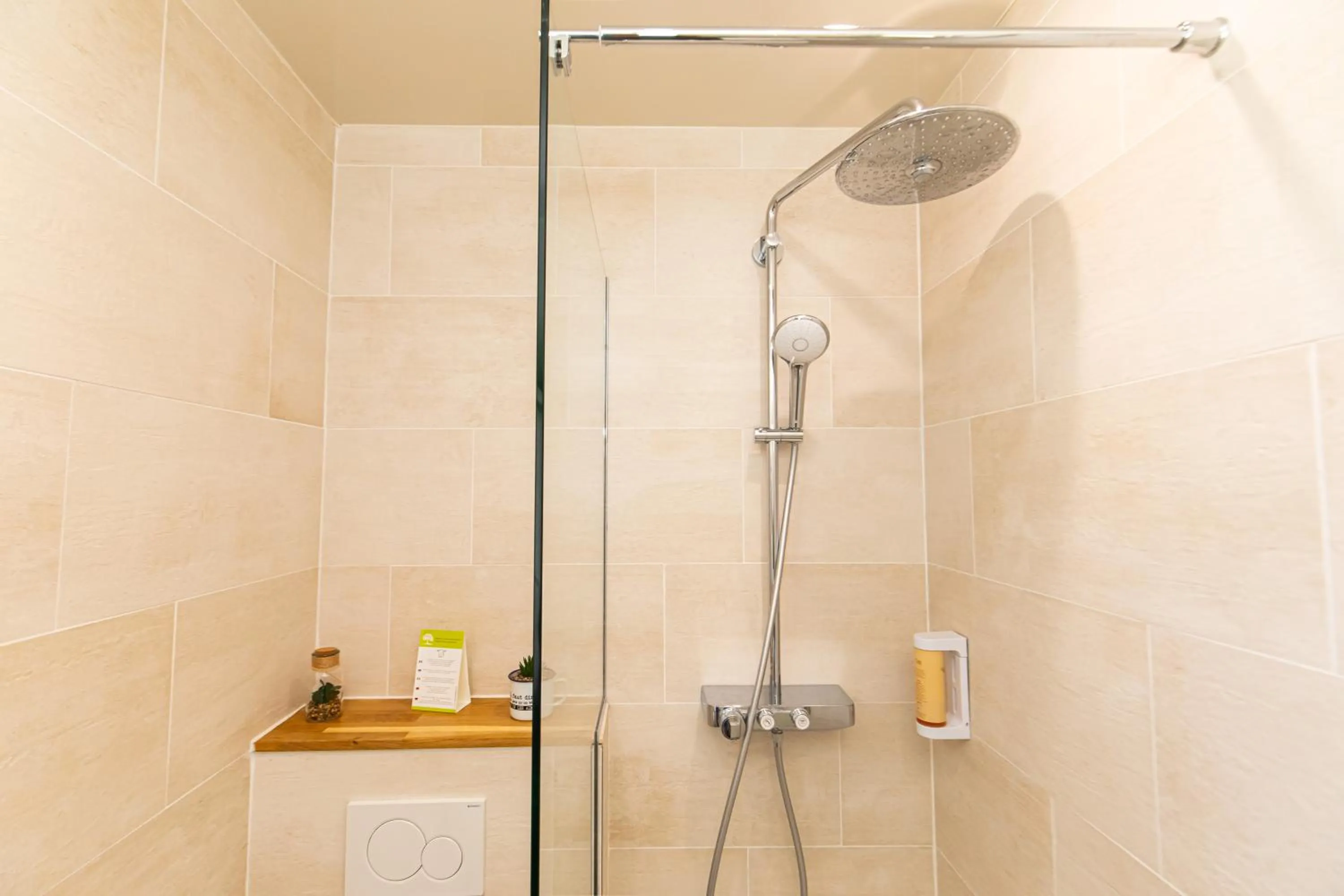 Shower in HOTEL DE PARIS MONTPARNASSE