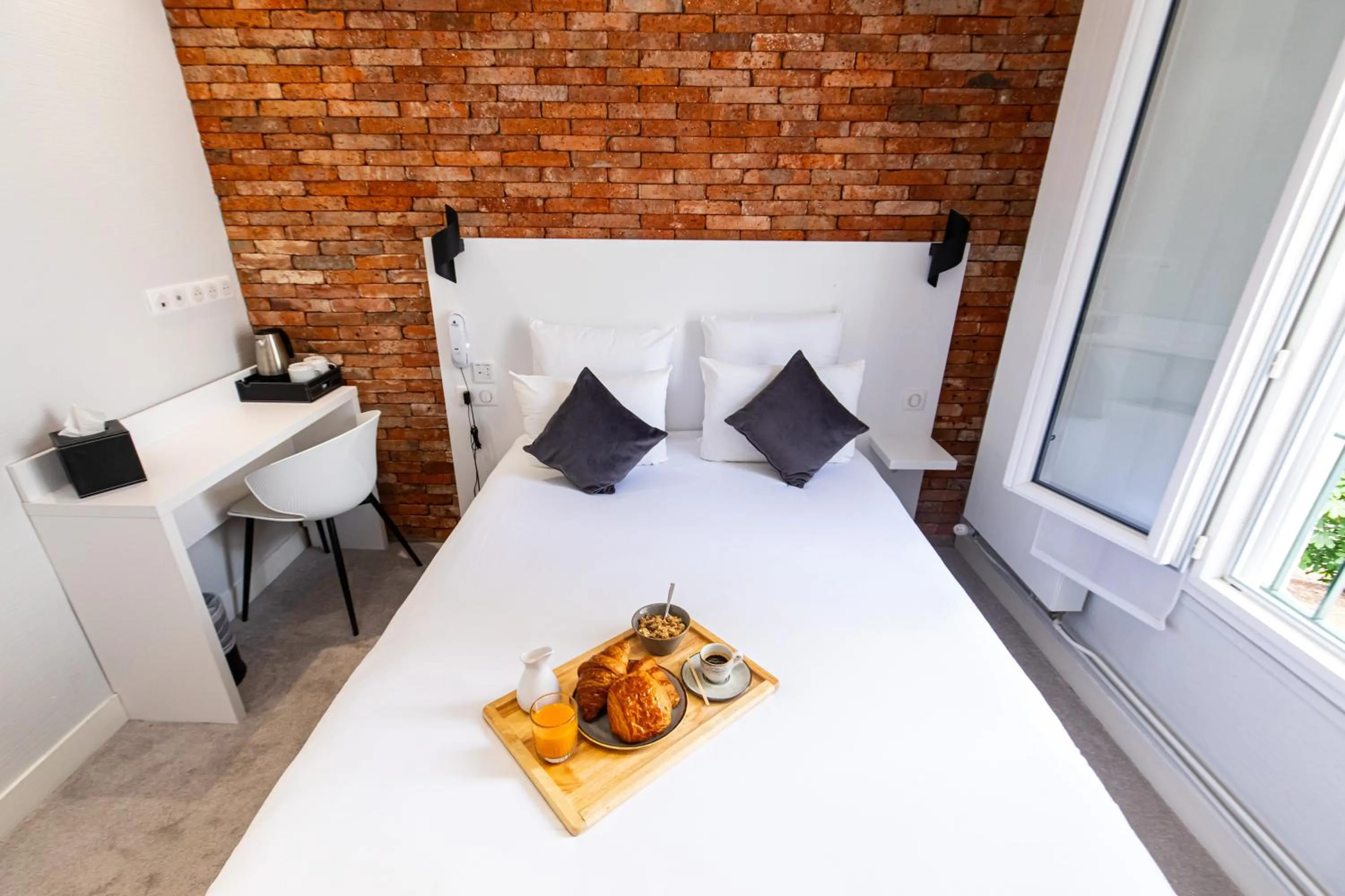 Coffee/tea facilities, Bed in HOTEL DE PARIS MONTPARNASSE