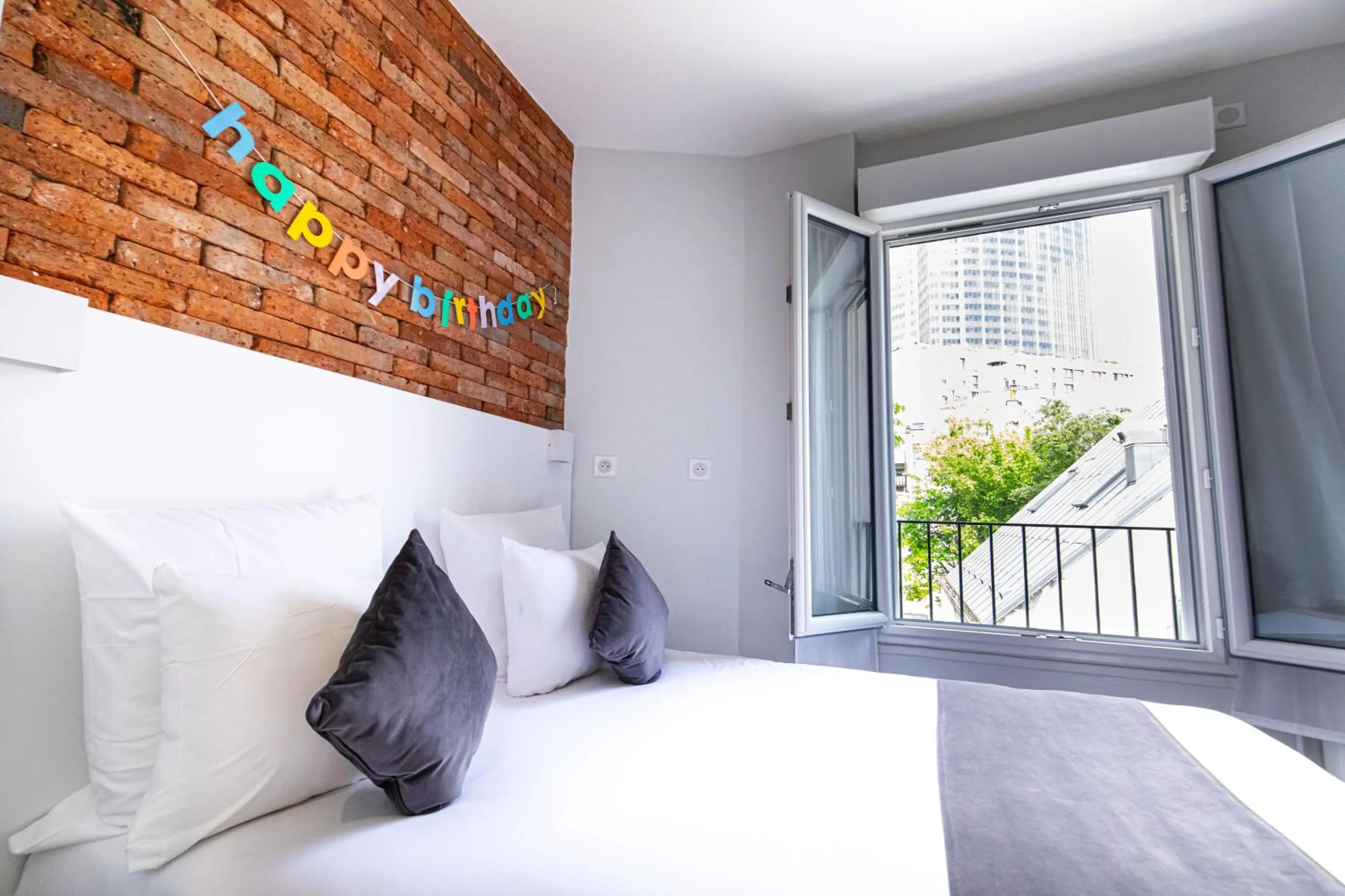 Bed in HOTEL DE PARIS MONTPARNASSE