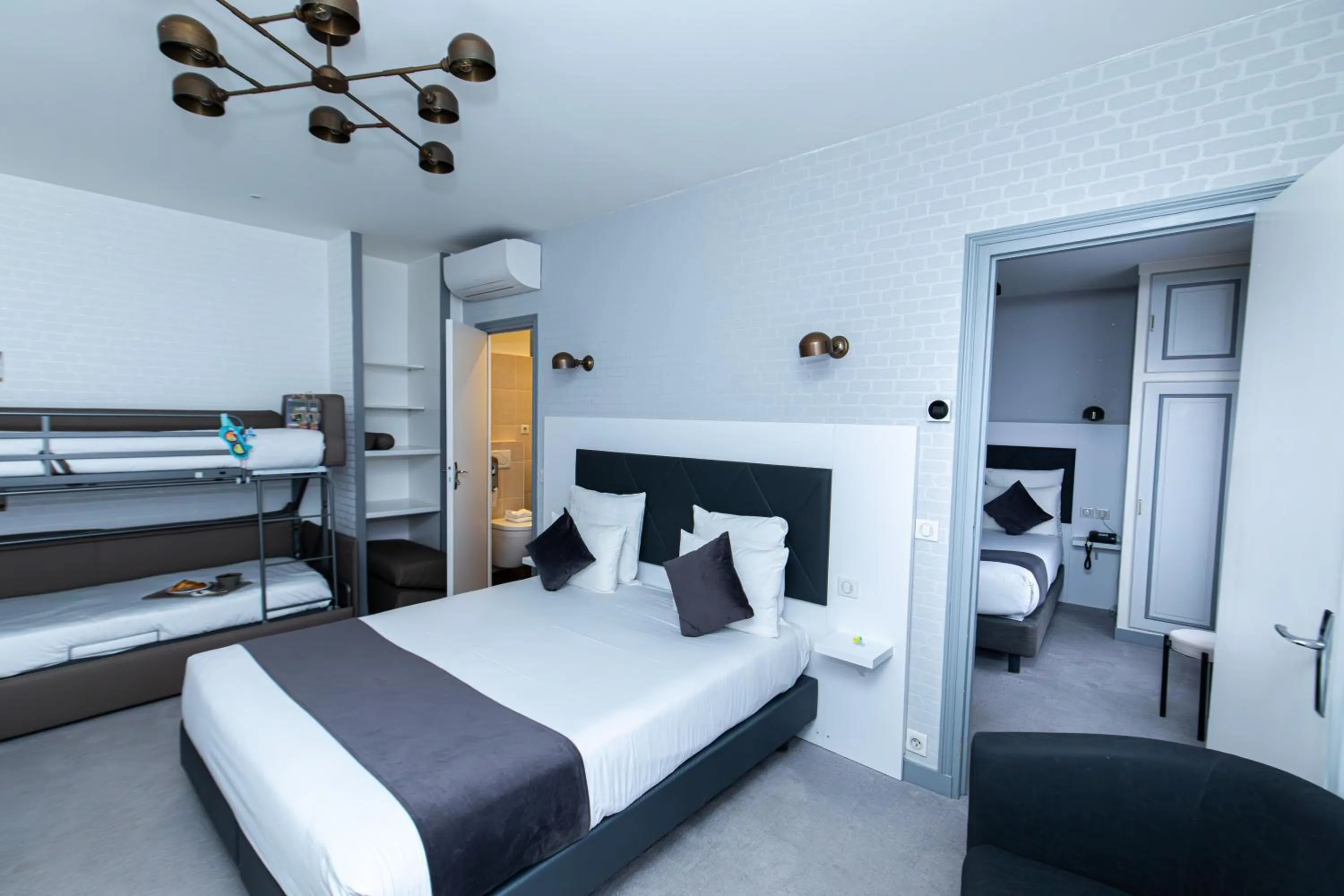 Bed in HOTEL DE PARIS MONTPARNASSE