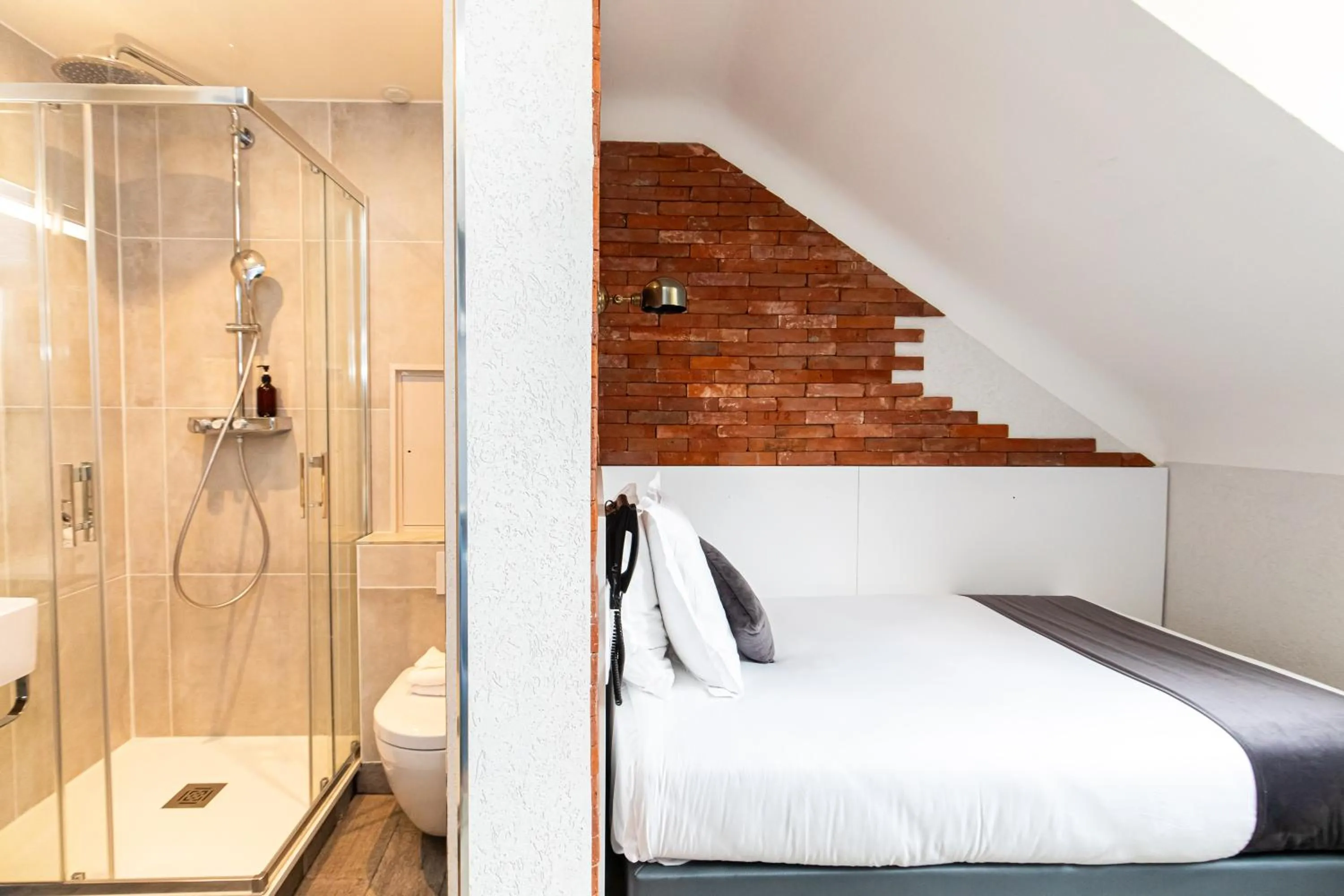 Bed in HOTEL DE PARIS MONTPARNASSE