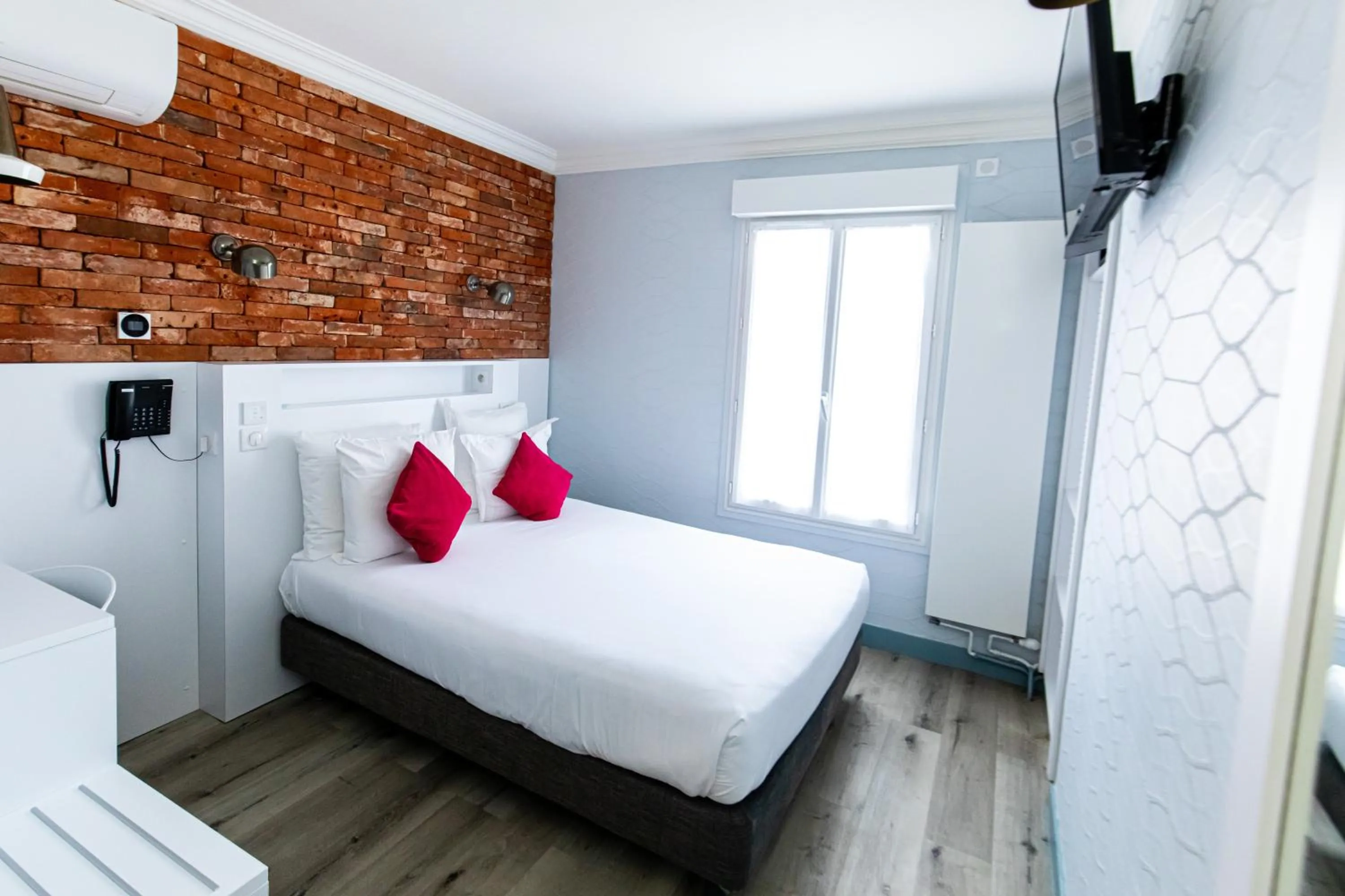 Bed in HOTEL DE PARIS MONTPARNASSE