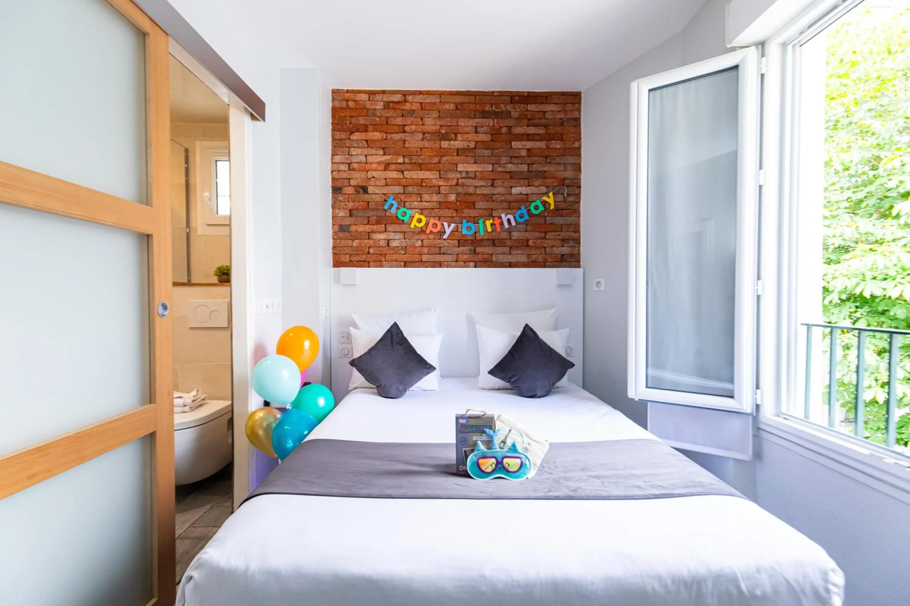 Bed in HOTEL DE PARIS MONTPARNASSE