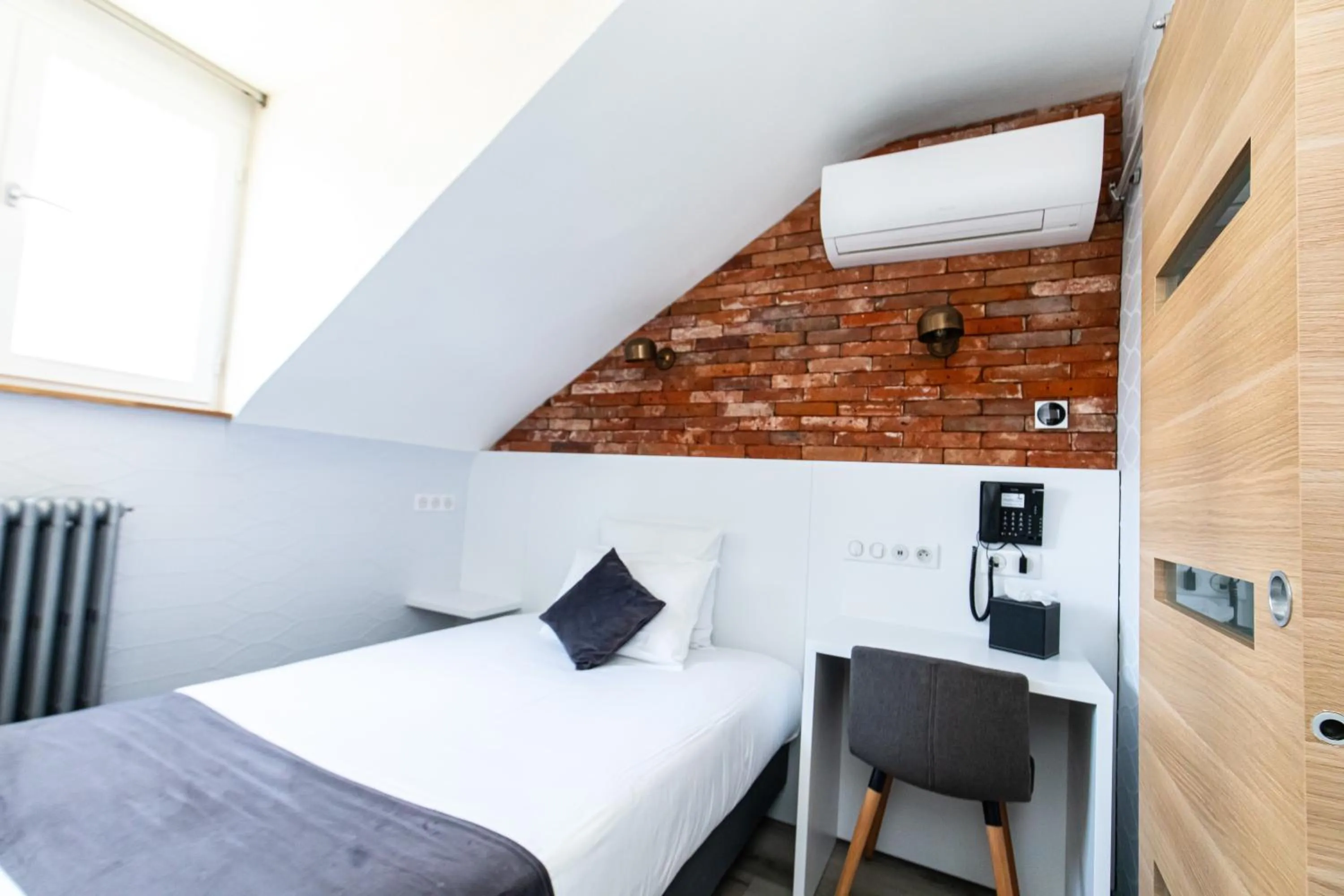 Coffee/tea facilities, Bed in HOTEL DE PARIS MONTPARNASSE