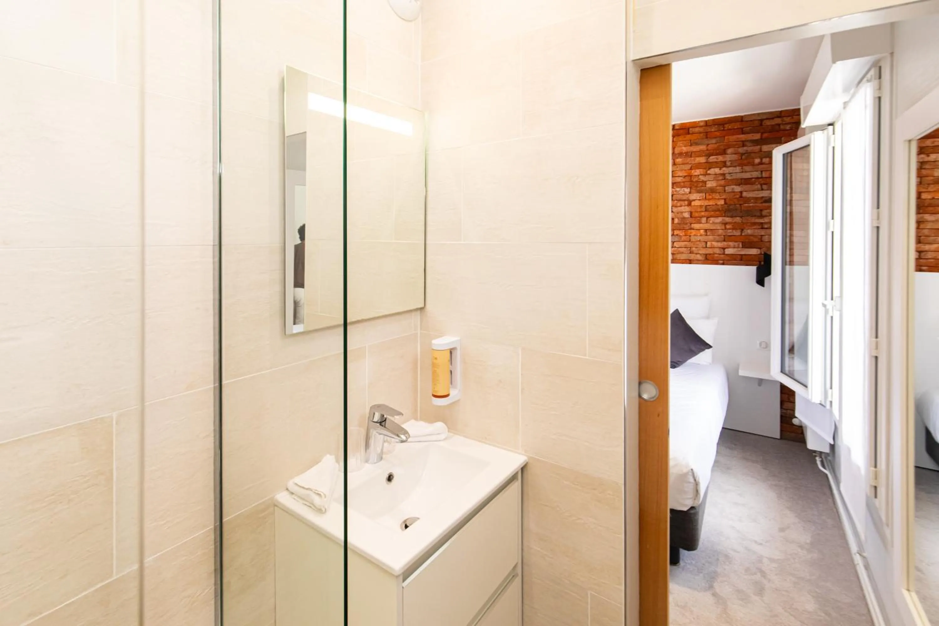 Shower in HOTEL DE PARIS MONTPARNASSE