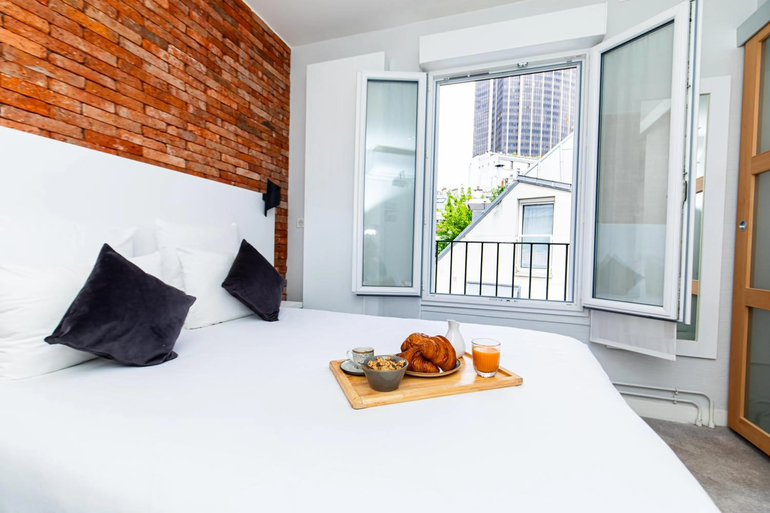 View (from property/room), Bed in HOTEL DE PARIS MONTPARNASSE