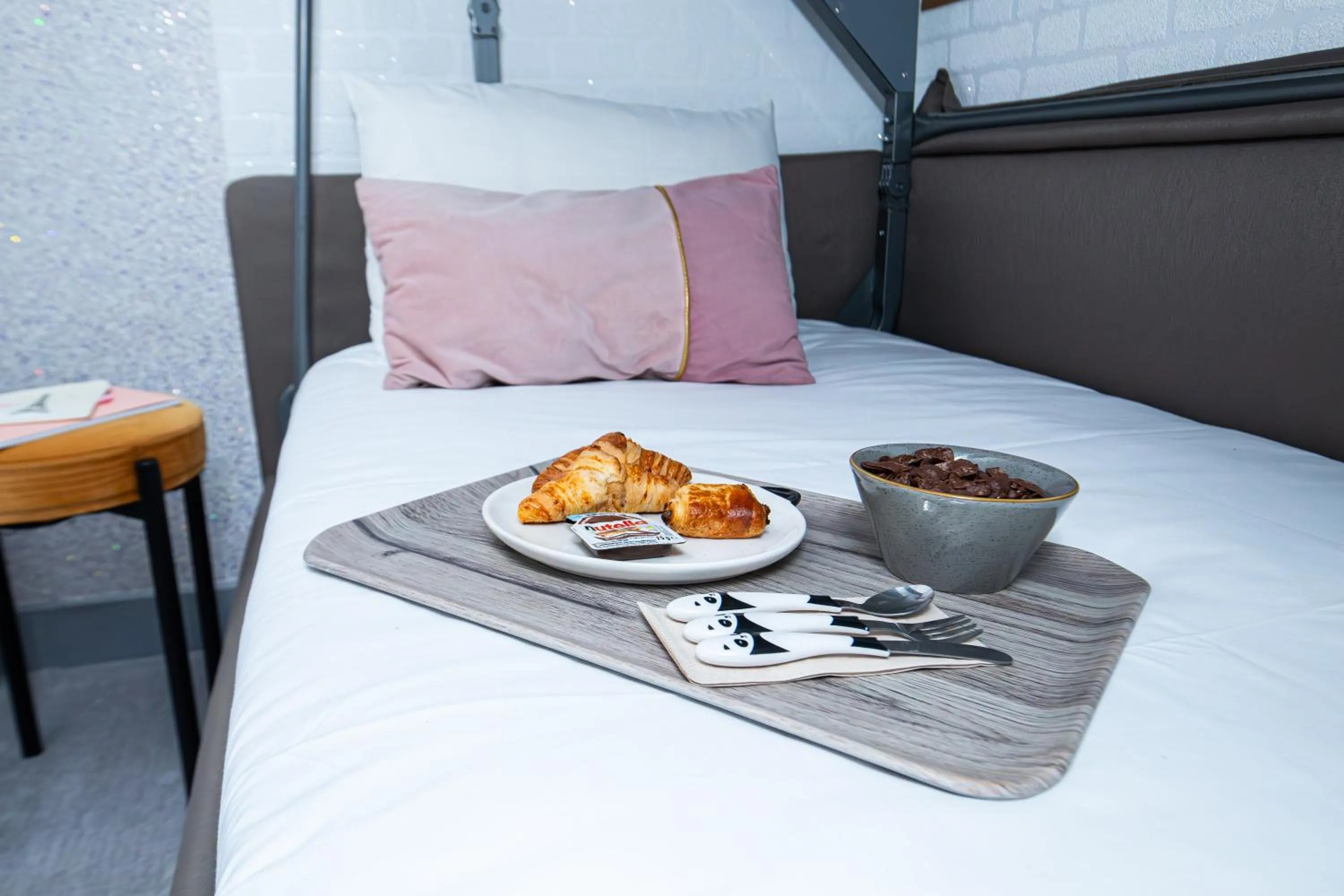 Bed in HOTEL DE PARIS MONTPARNASSE