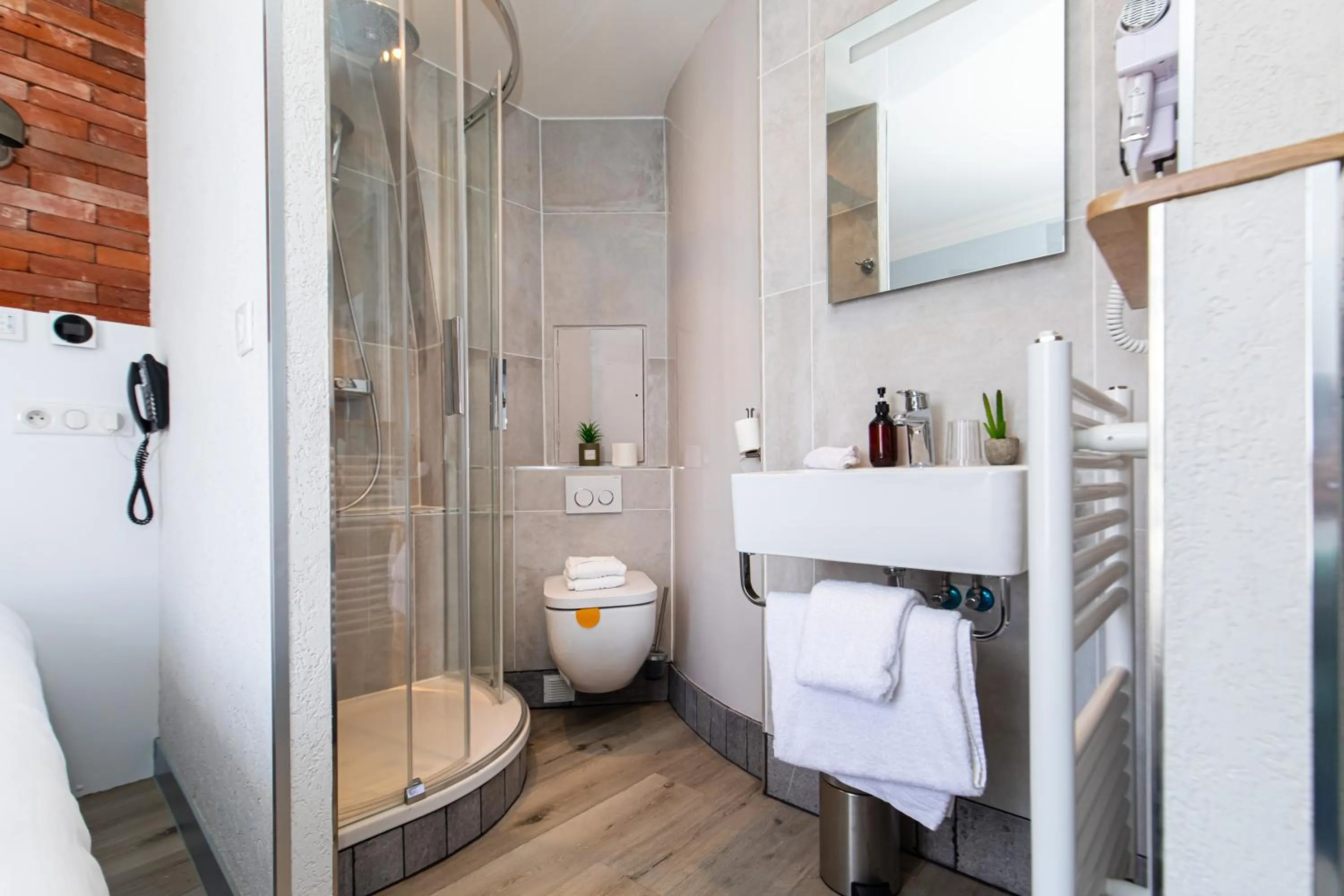 Shower in HOTEL DE PARIS MONTPARNASSE