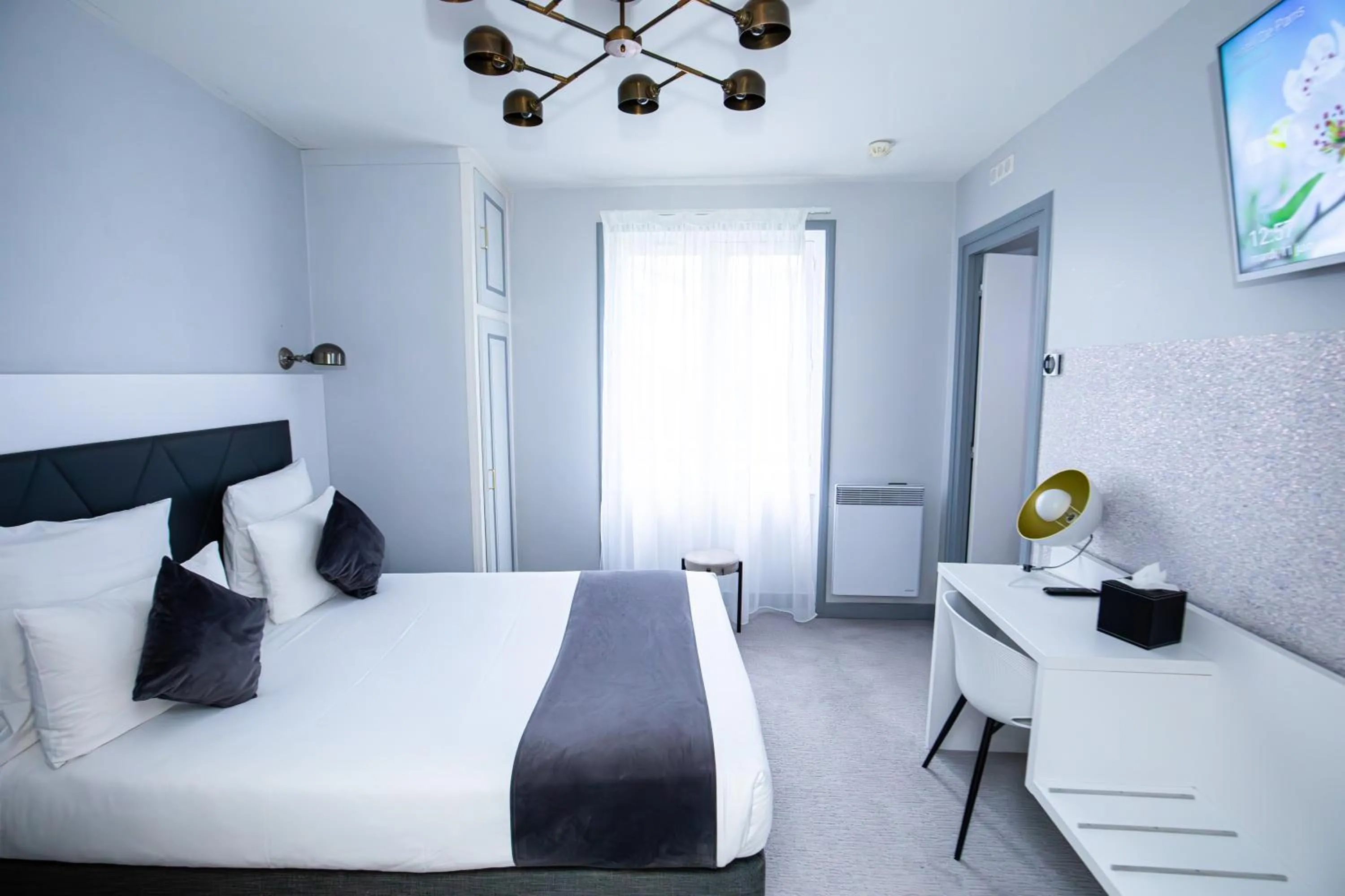 Garden view, Bed in HOTEL DE PARIS MONTPARNASSE