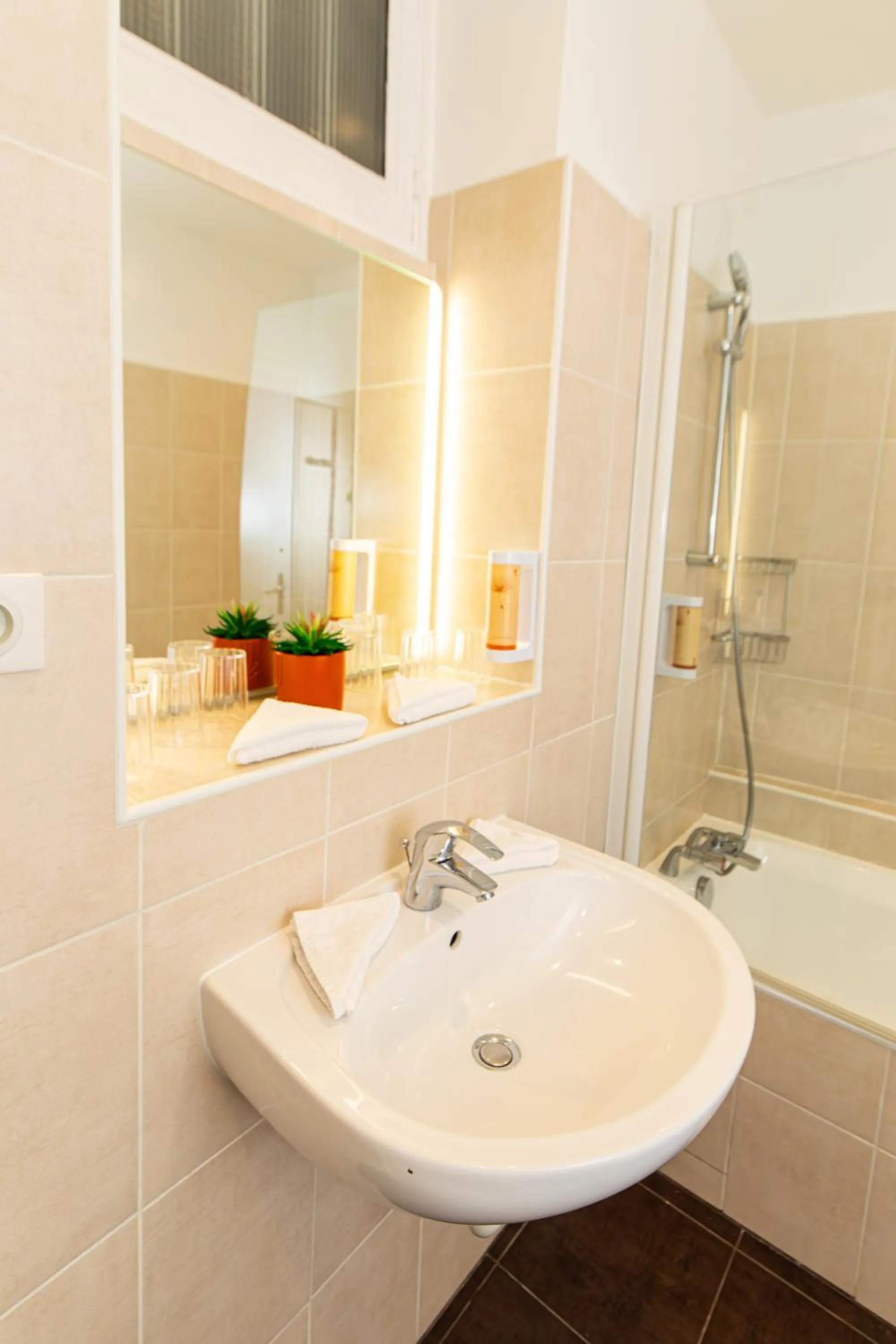 towels in HOTEL DE PARIS MONTPARNASSE