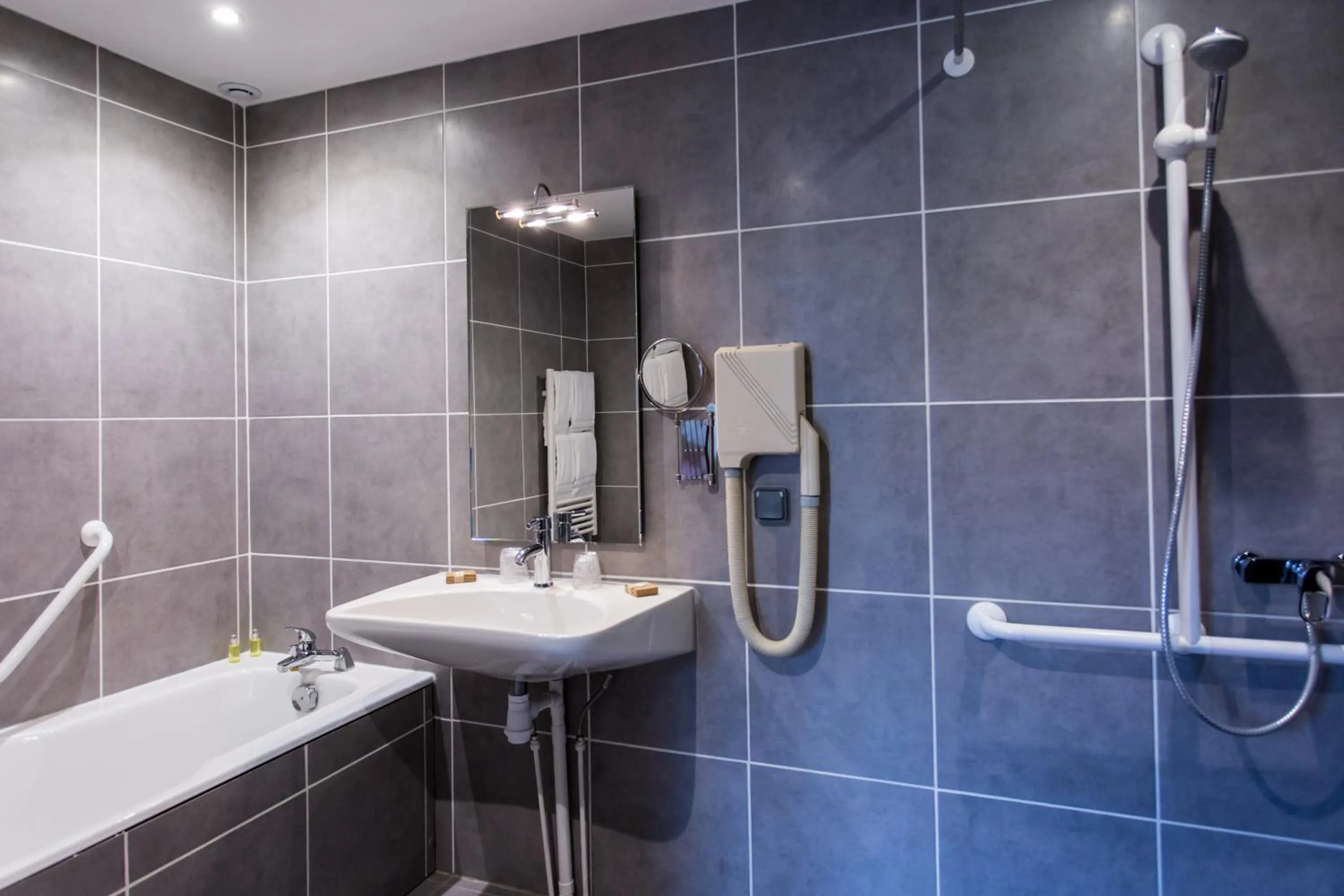 Shower, Bathroom in Hotel Les Ursulines