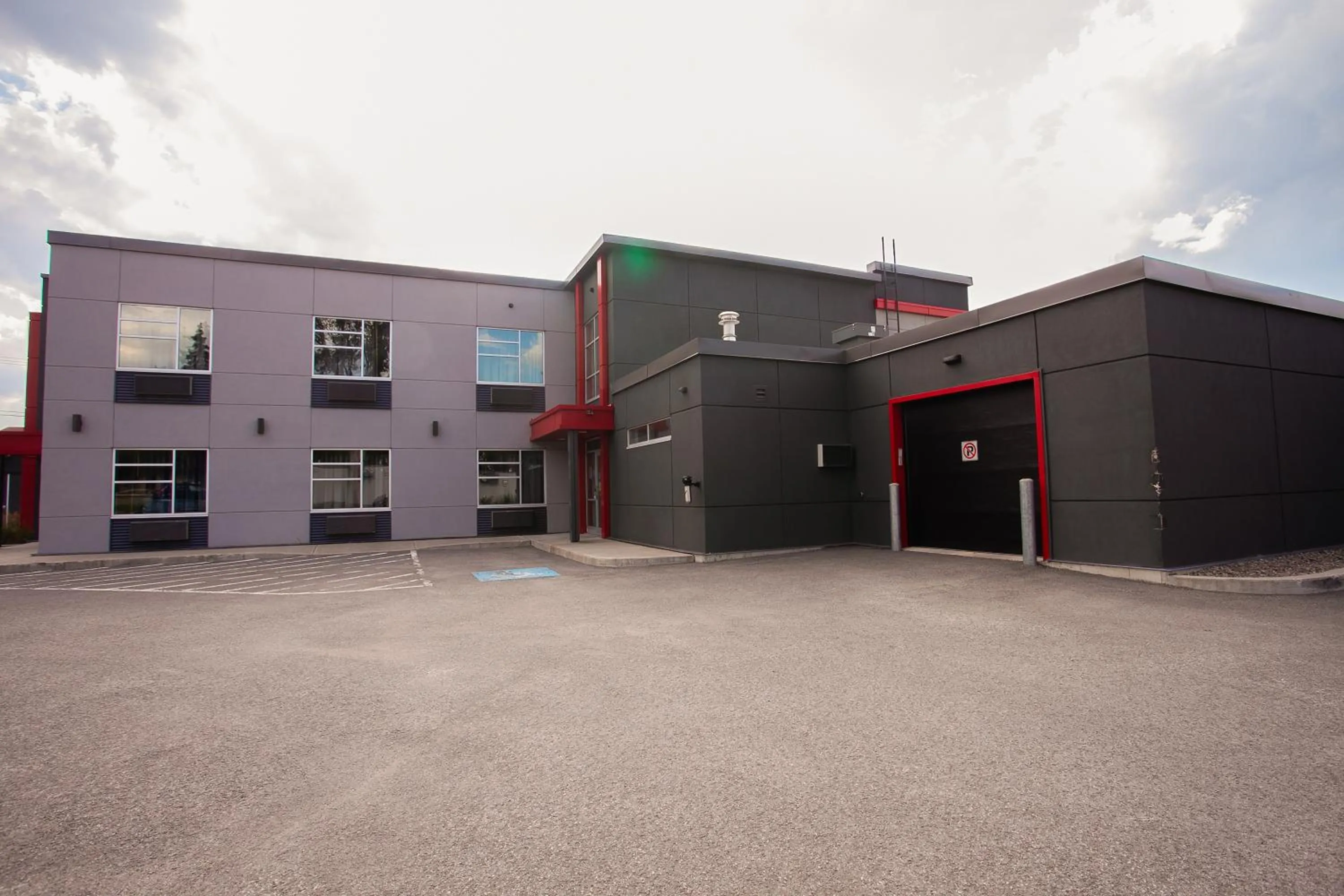 Property building in Motel Newstar Laval