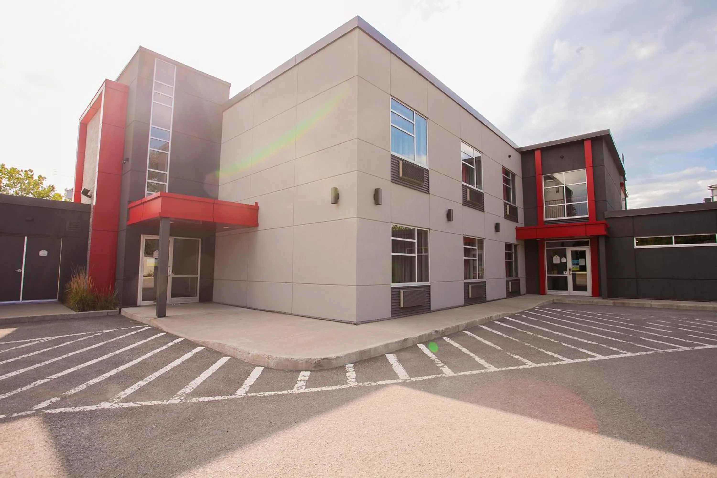 Property building in Motel Newstar Laval