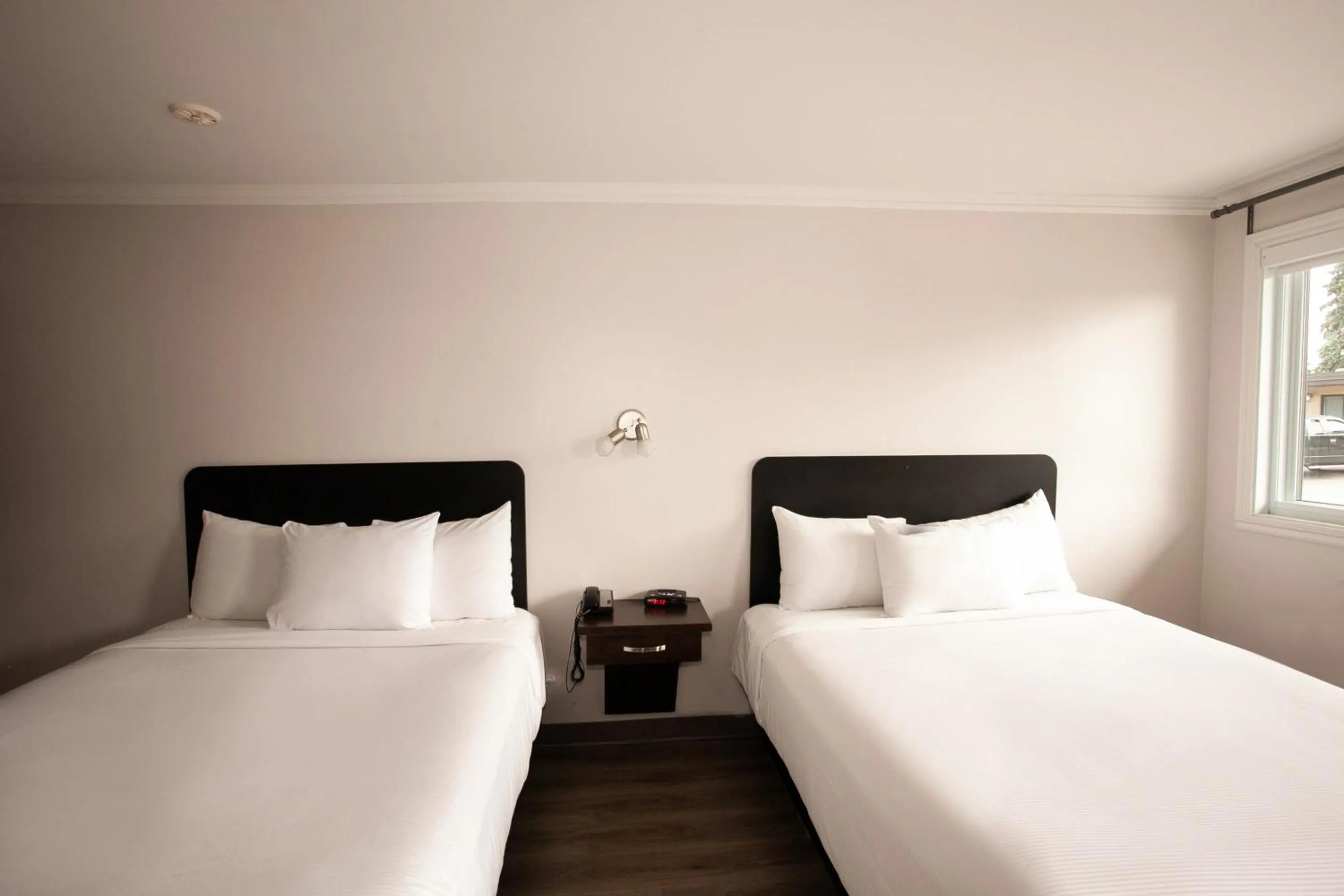 Photo of the whole room, Bed in Motel Newstar Laval
