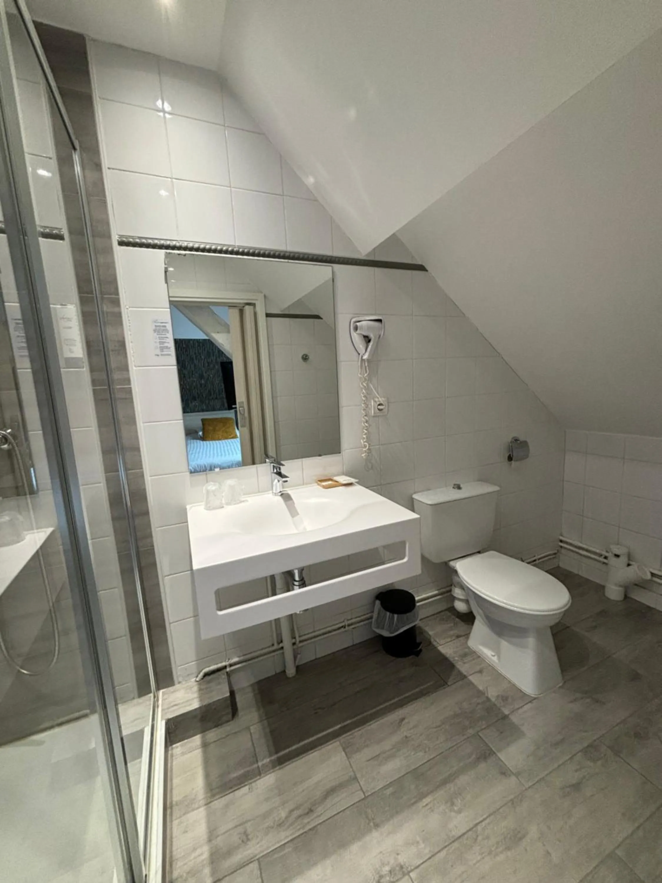 Shower in Contact Hotel Hôtel De Troyes