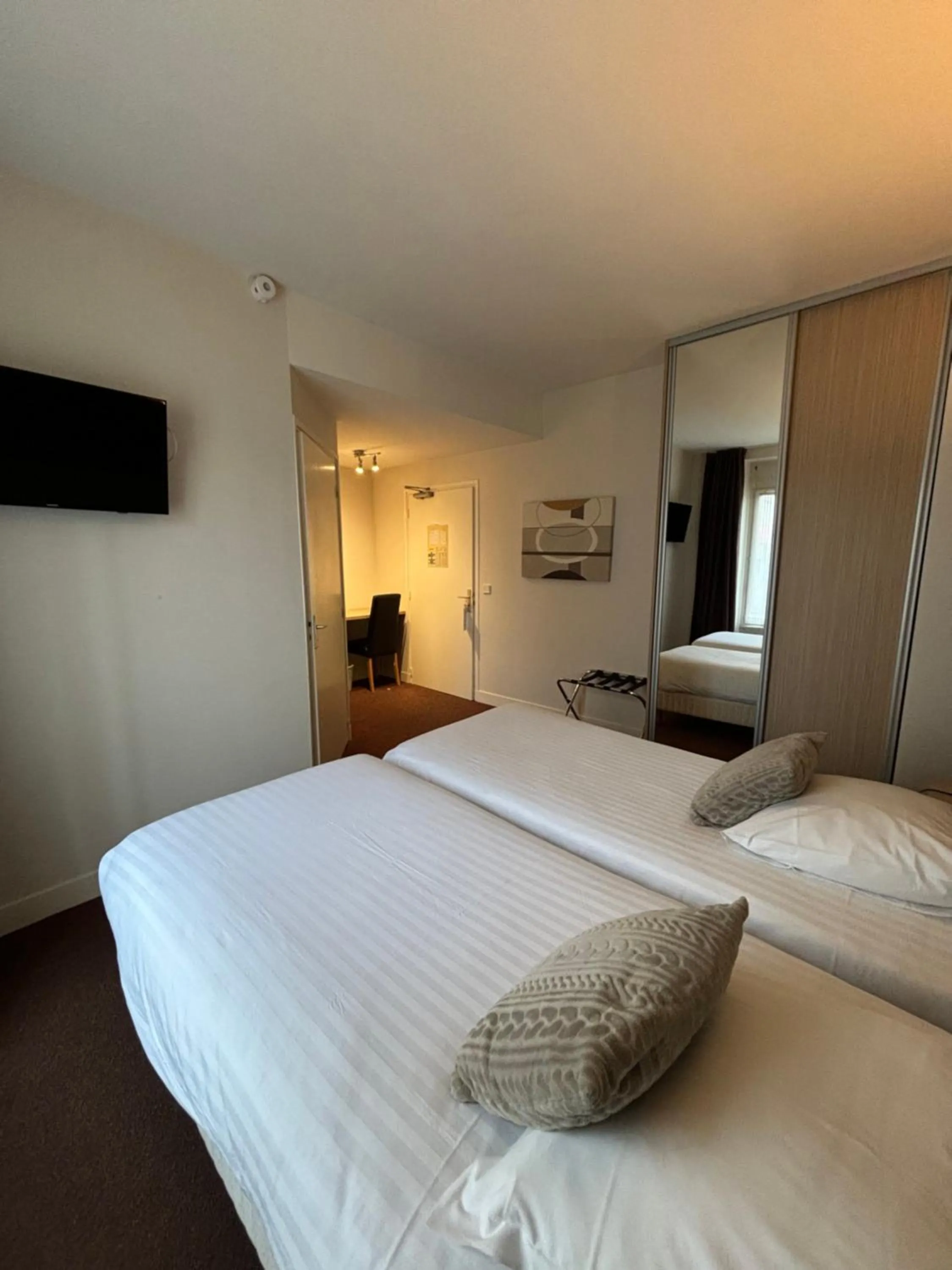 Bed in Contact Hotel Hôtel De Troyes