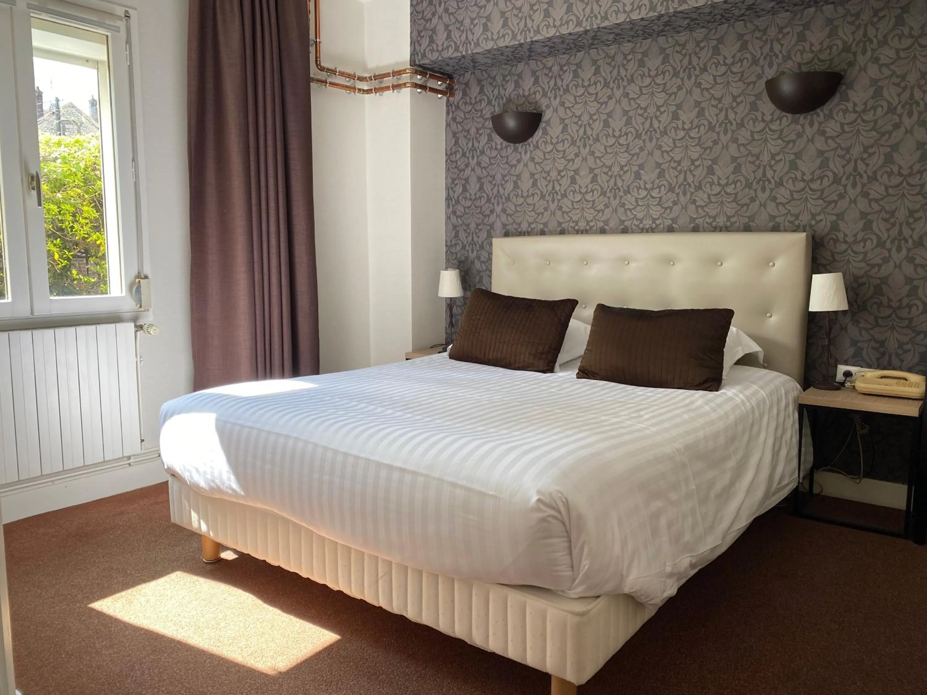 Shower, Bed in Contact Hotel Hôtel De Troyes