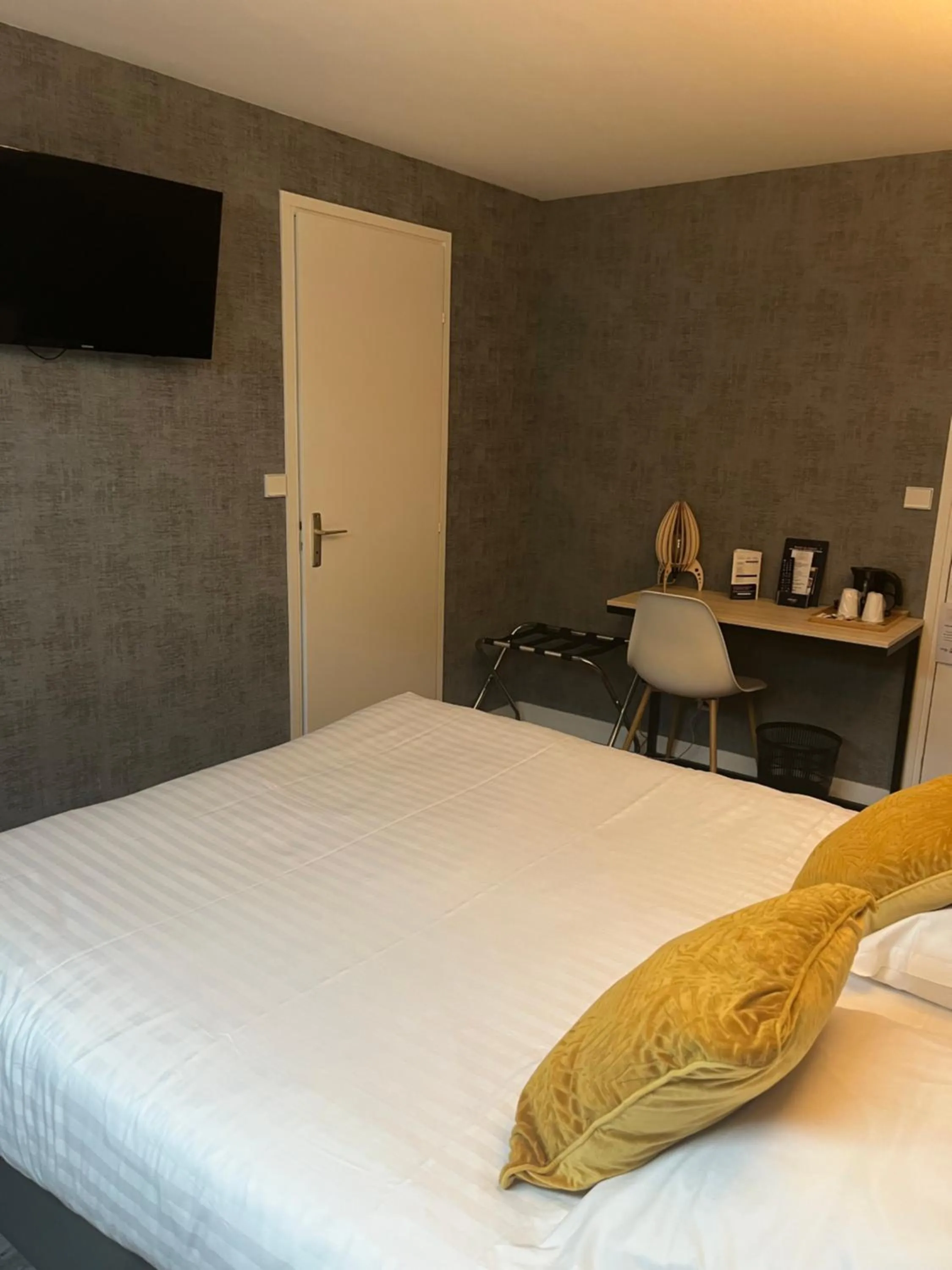 Bed in Contact Hotel Hôtel De Troyes