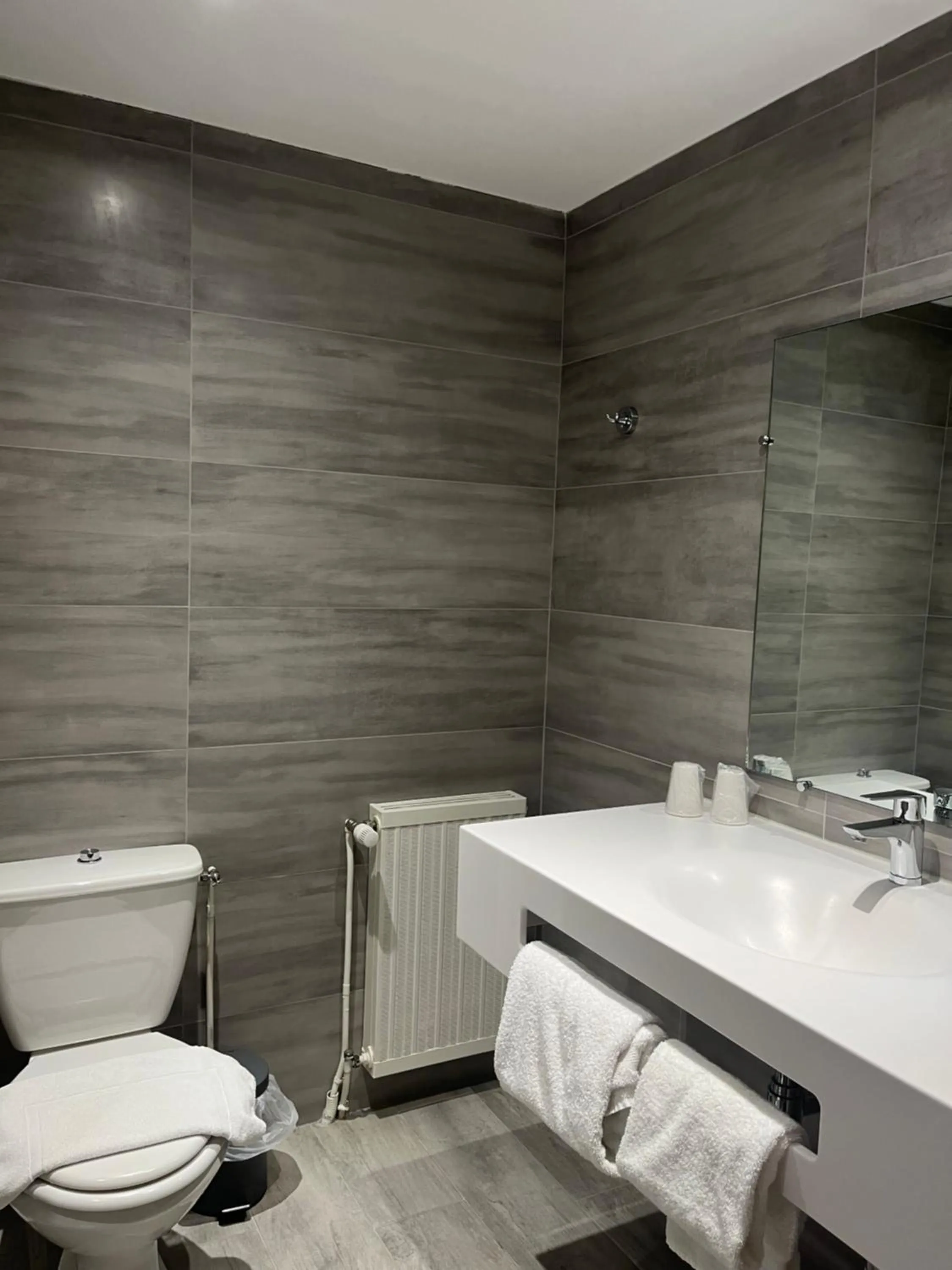 Shower in Contact Hotel Hôtel De Troyes