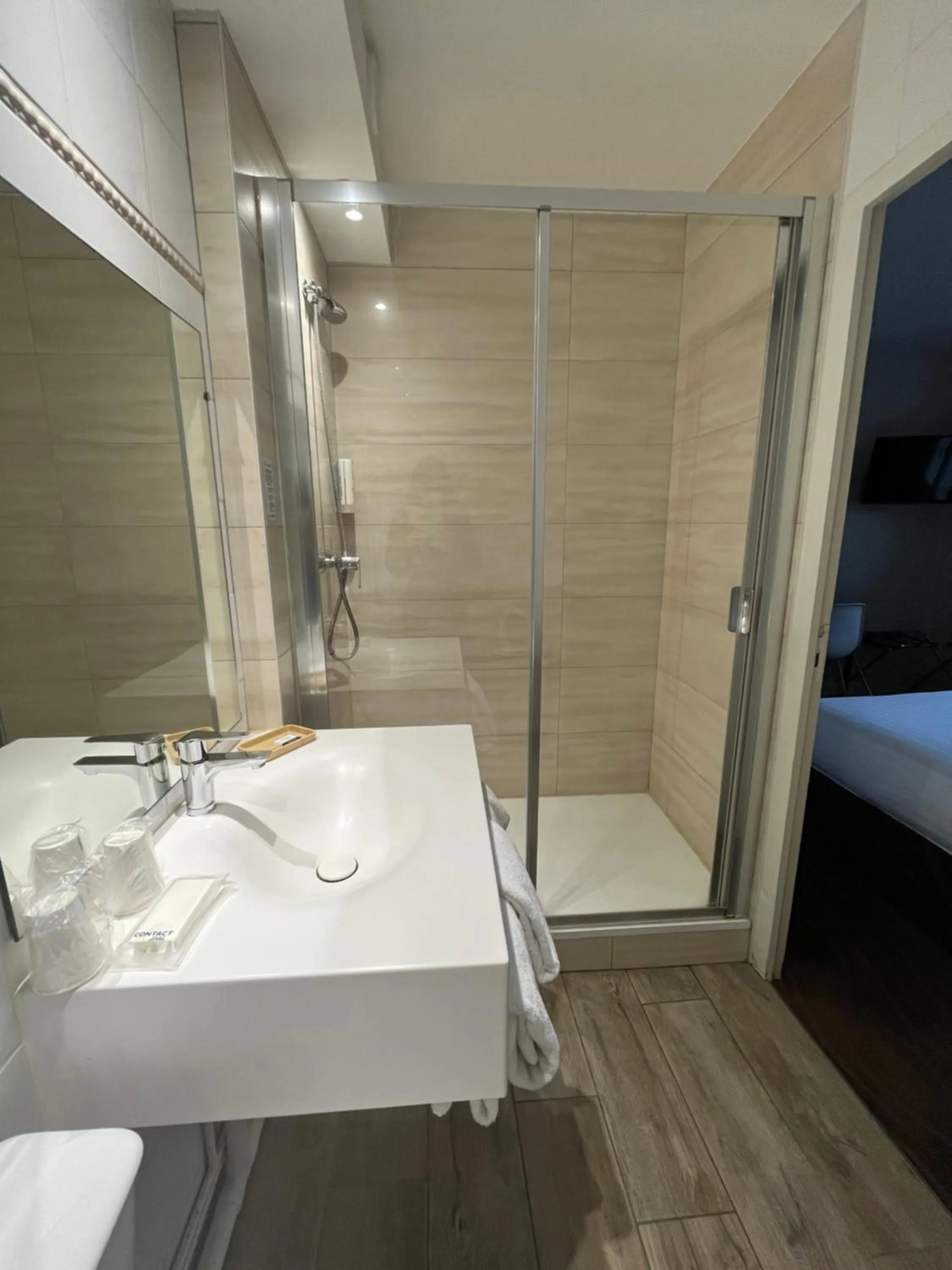 Shower in Contact Hotel Hôtel De Troyes