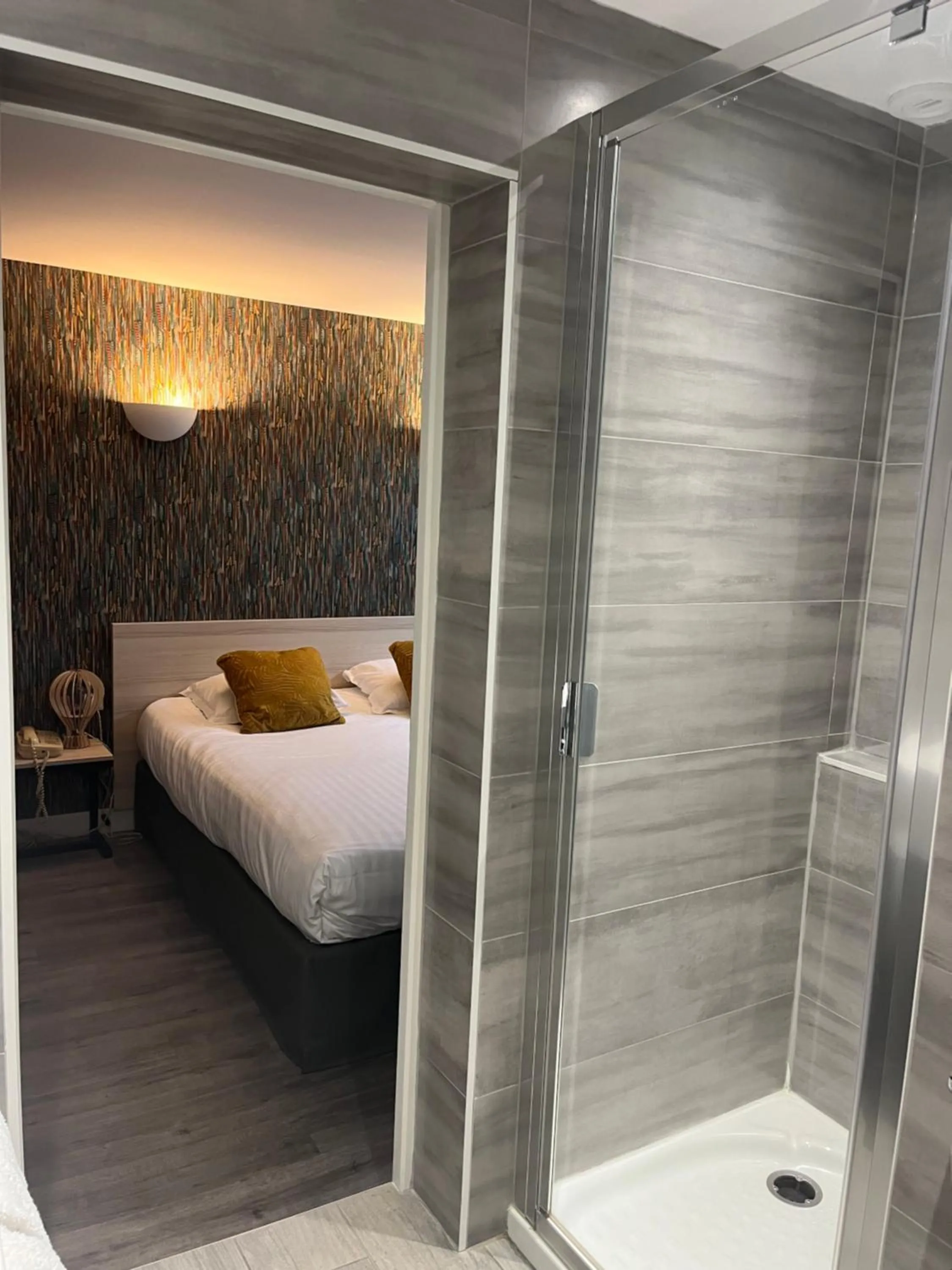 Shower, Bed in Contact Hotel Hôtel De Troyes