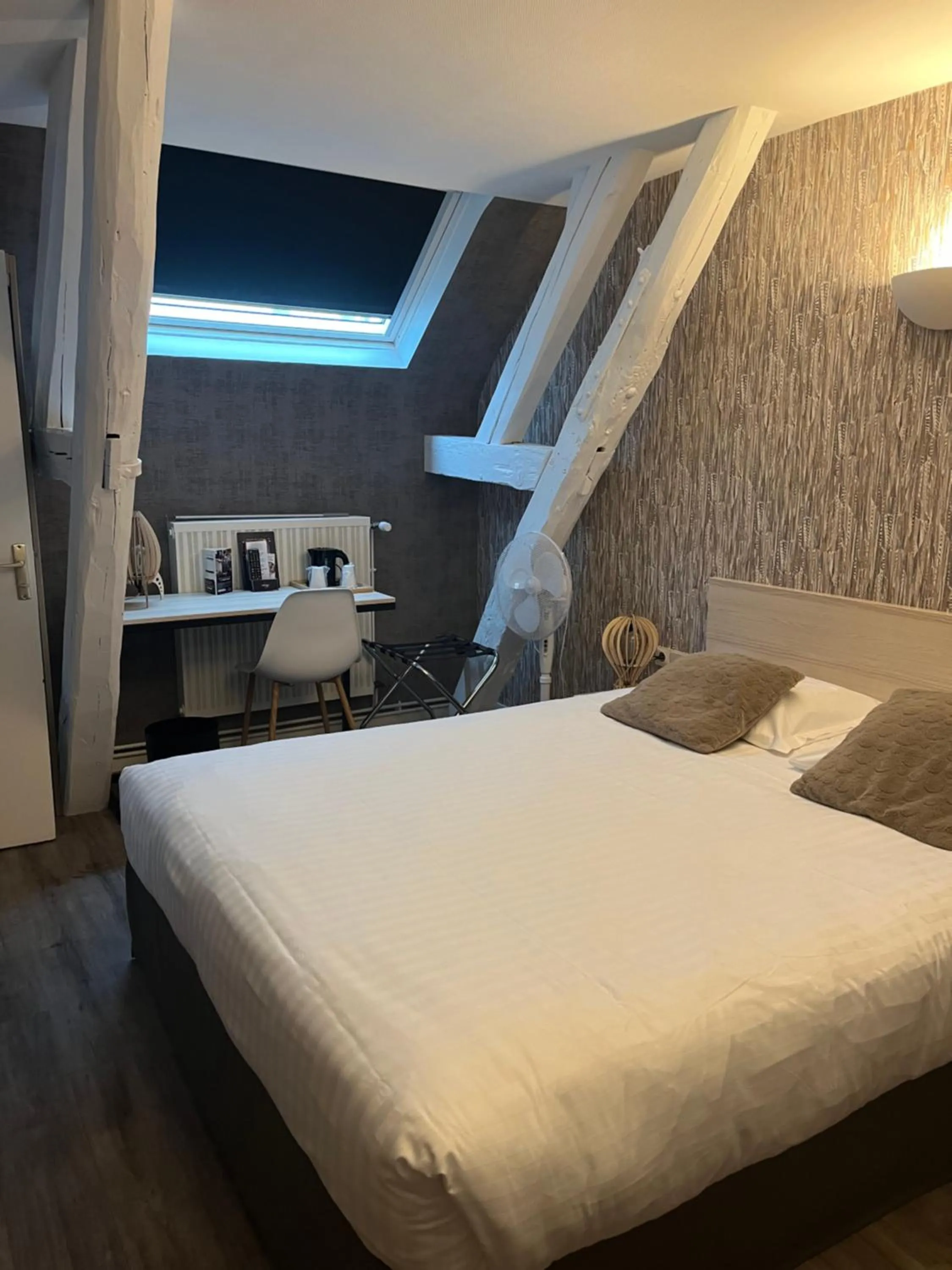 Bed in Contact Hotel Hôtel De Troyes