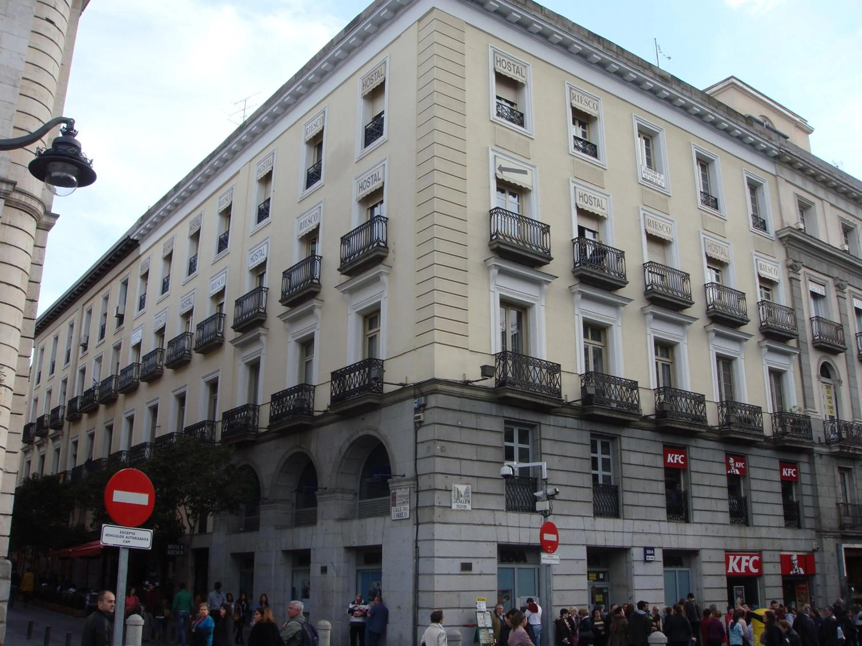 Facade/entrance in Hostal Riesco