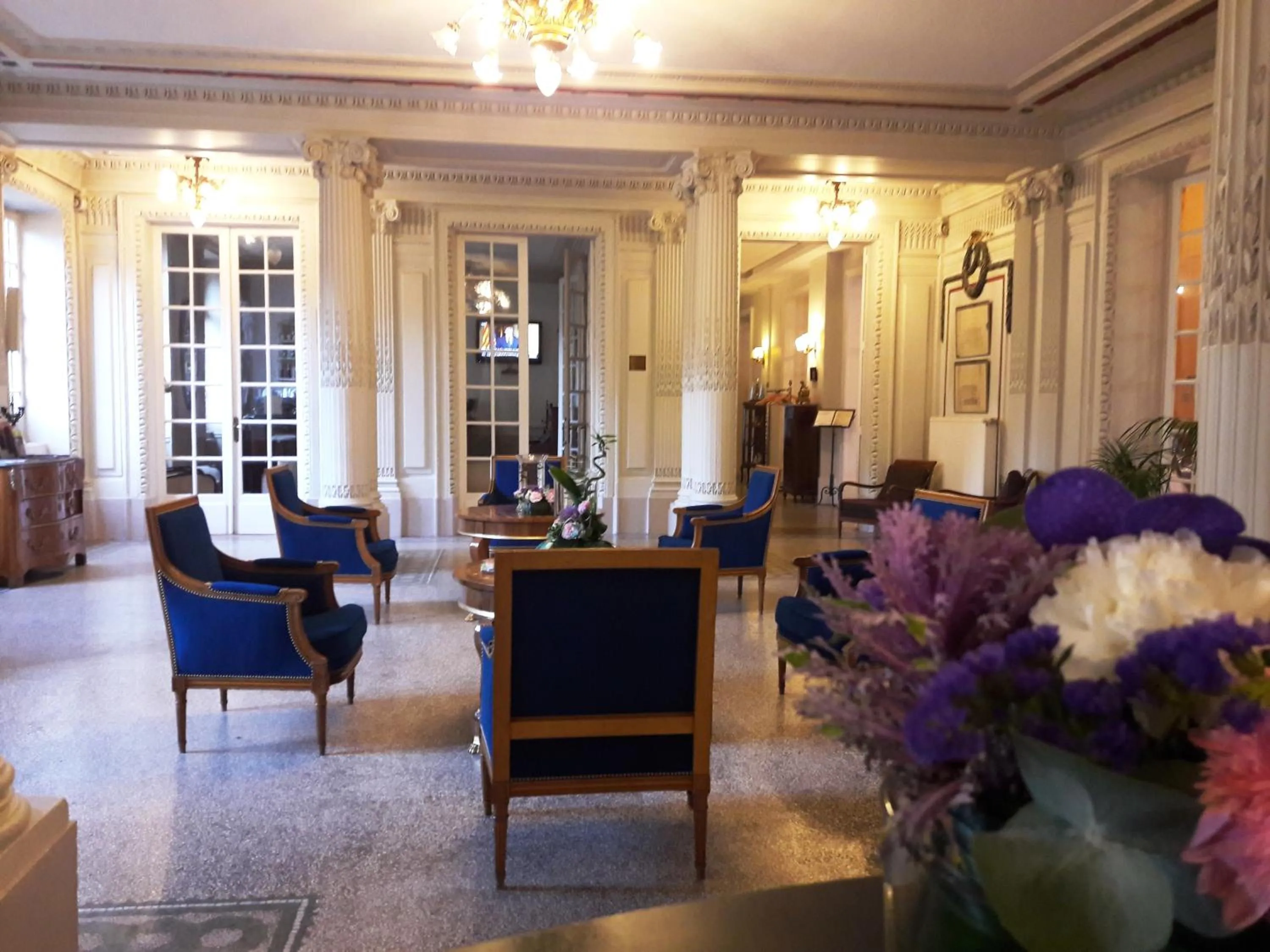 Lobby or reception in Le Grand Hotel de Plombières by Popinns