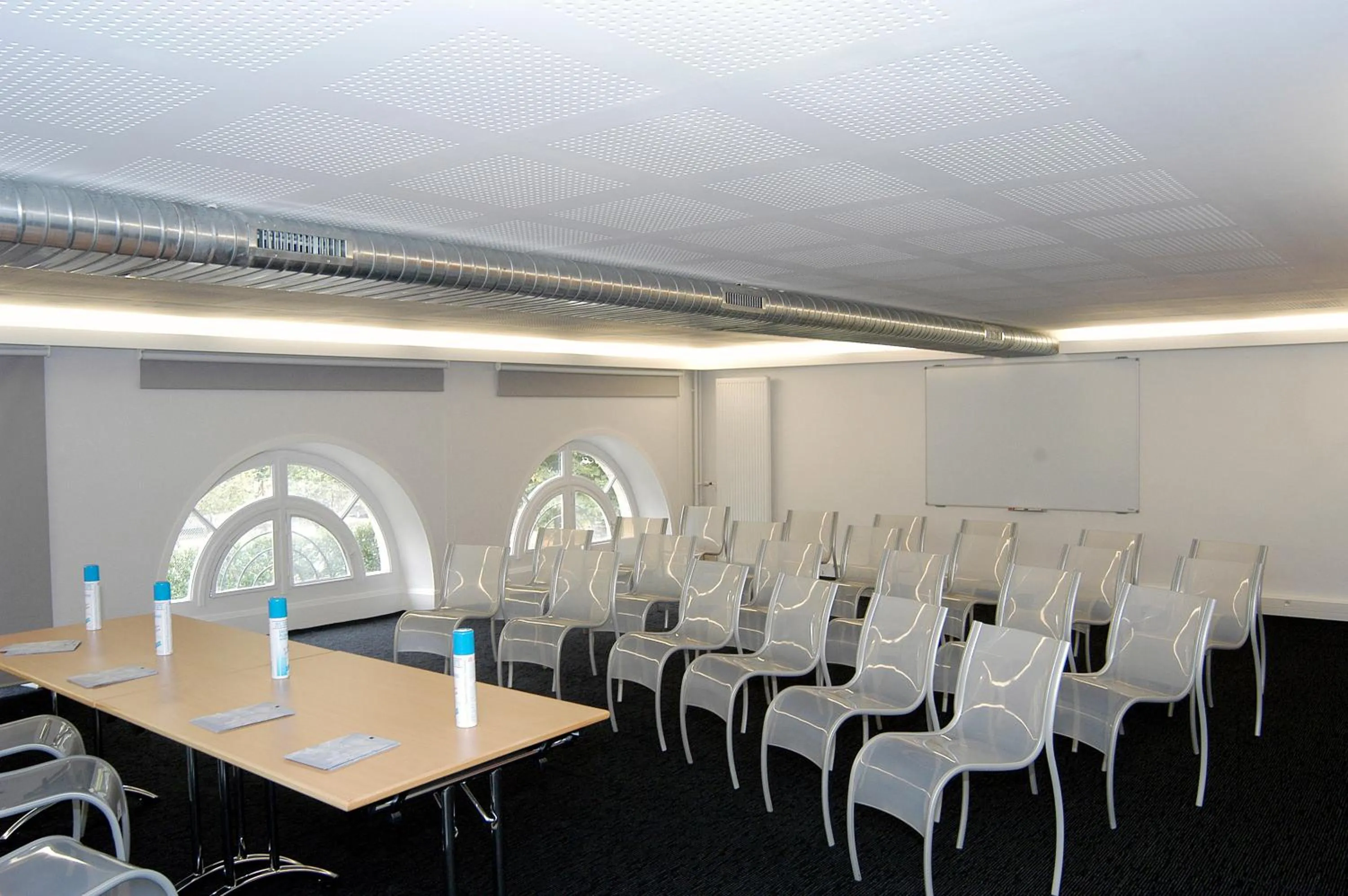 Business facilities in Le Grand Hotel de Plombières by Popinns