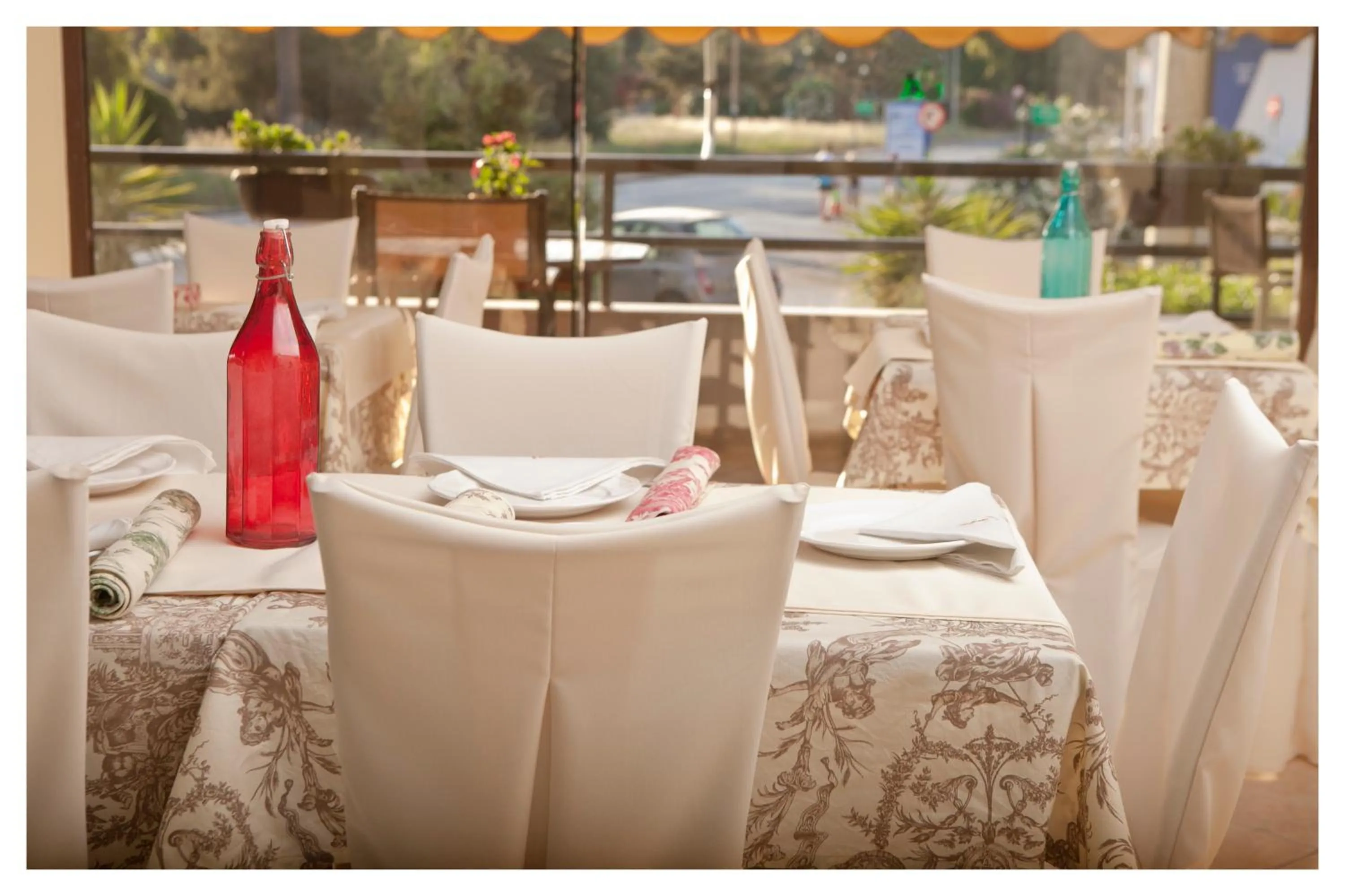 Restaurant/places to eat in Minavra Hotel