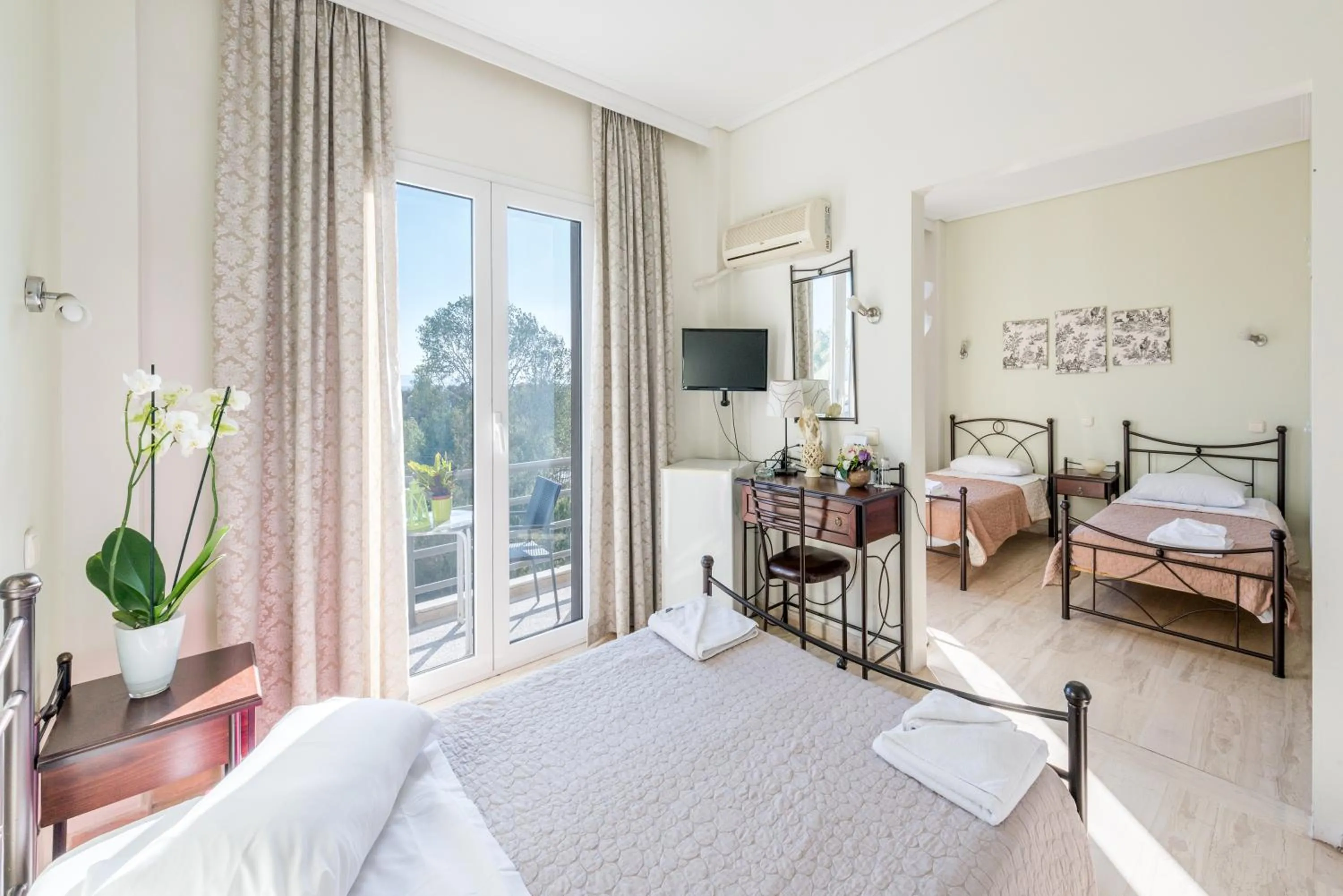 Photo of the whole room, Bed in Minavra Hotel