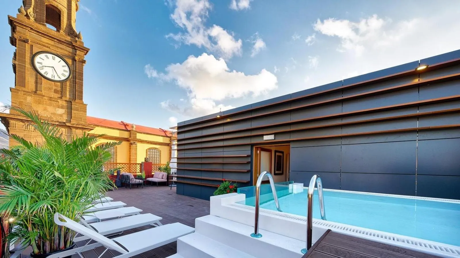 Swimming pool in Hotel Emblemático Agáldar