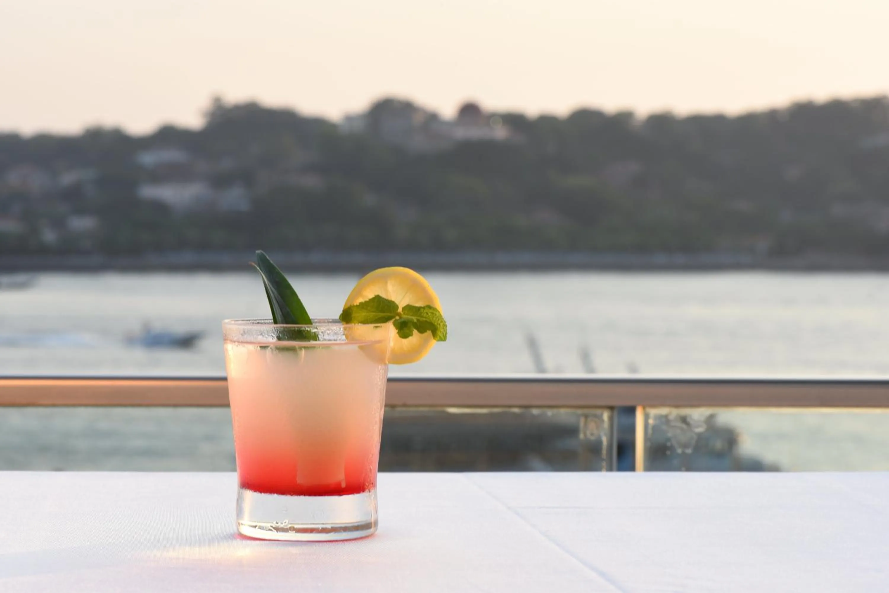 Lounge or bar in Hotel Indigo Xiamen Harbour by IHG