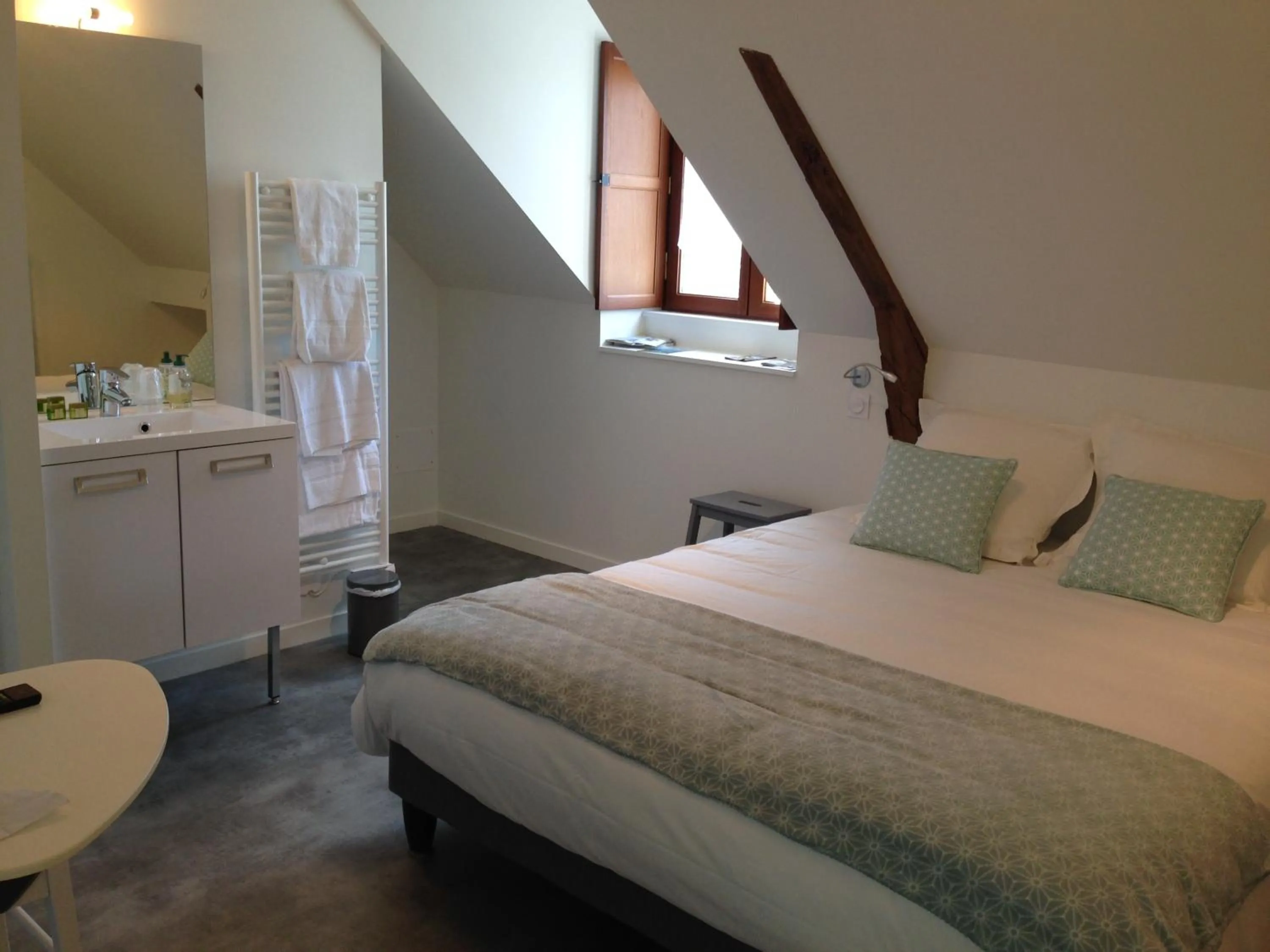 Photo of the whole room, Bed in Auberge Saint Hernin