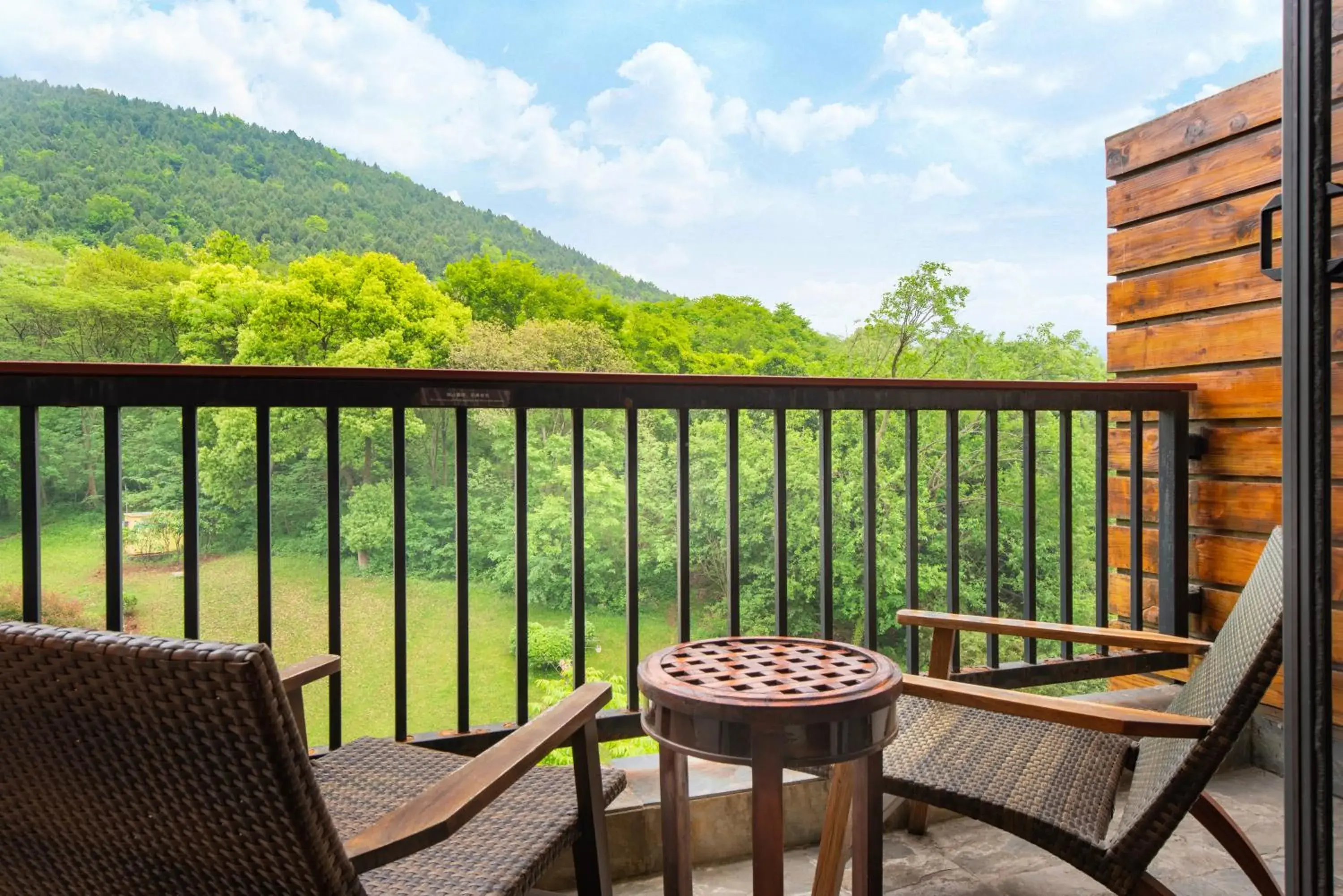 Premium King Room with Mountain View in Holiday Inn Resort Chaohu Hot Spring by IHG Premium King Room with Mountain View in Holiday Inn Resort Chaohu Hot Spring by IHG