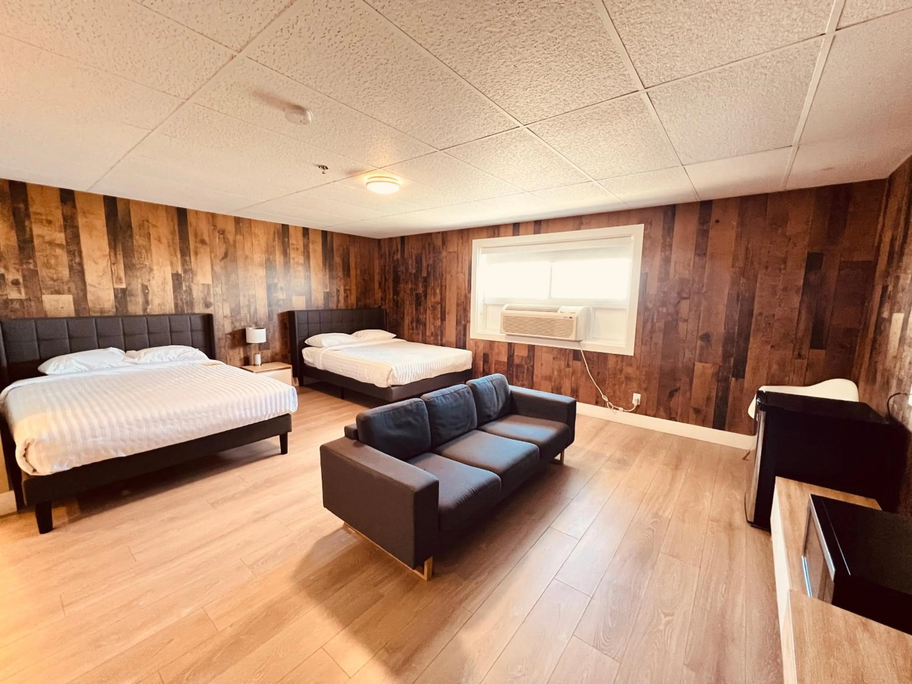 Bed in Camrose Le Chateau Hotel