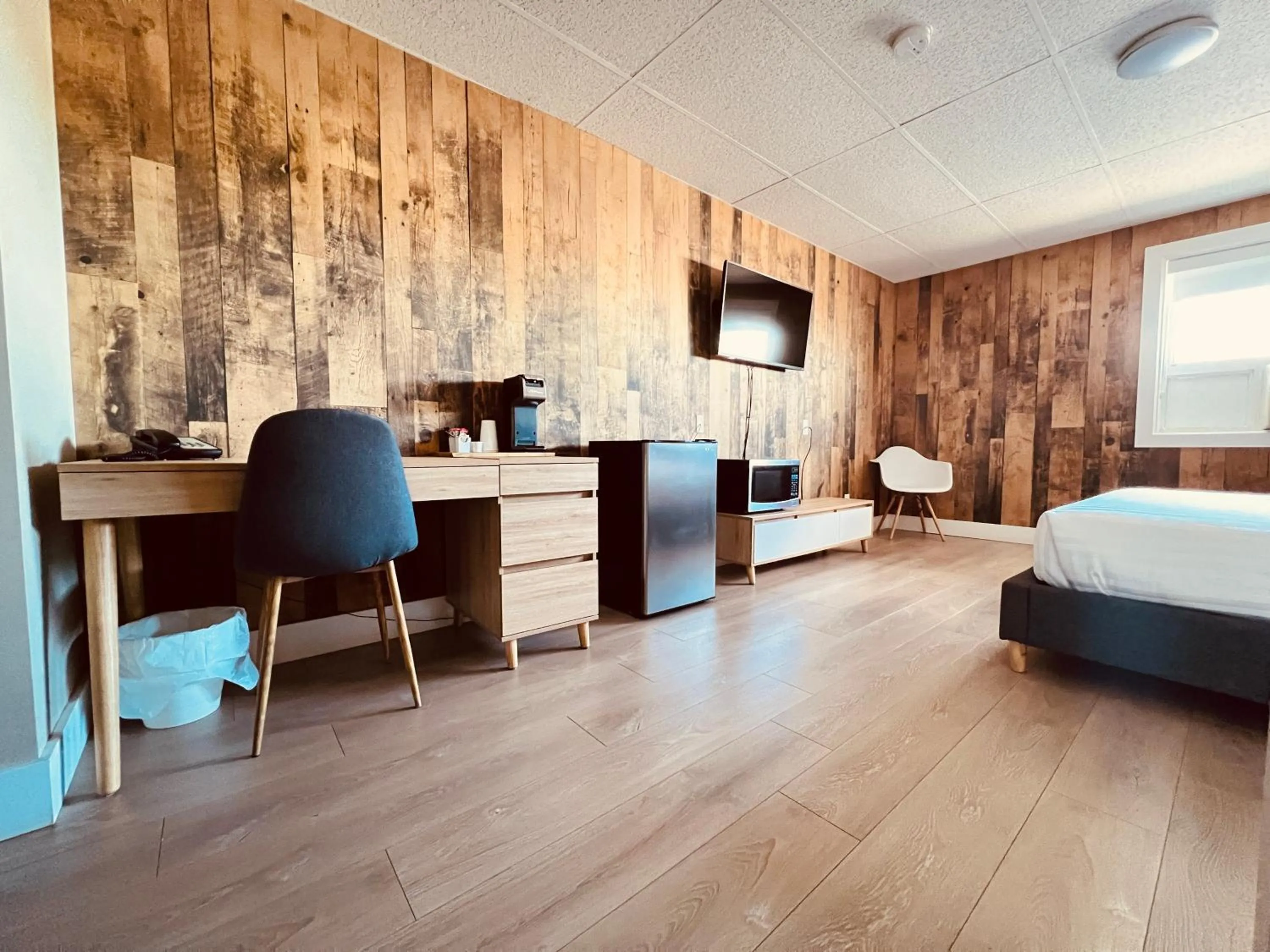 Bed in Camrose Le Chateau Hotel