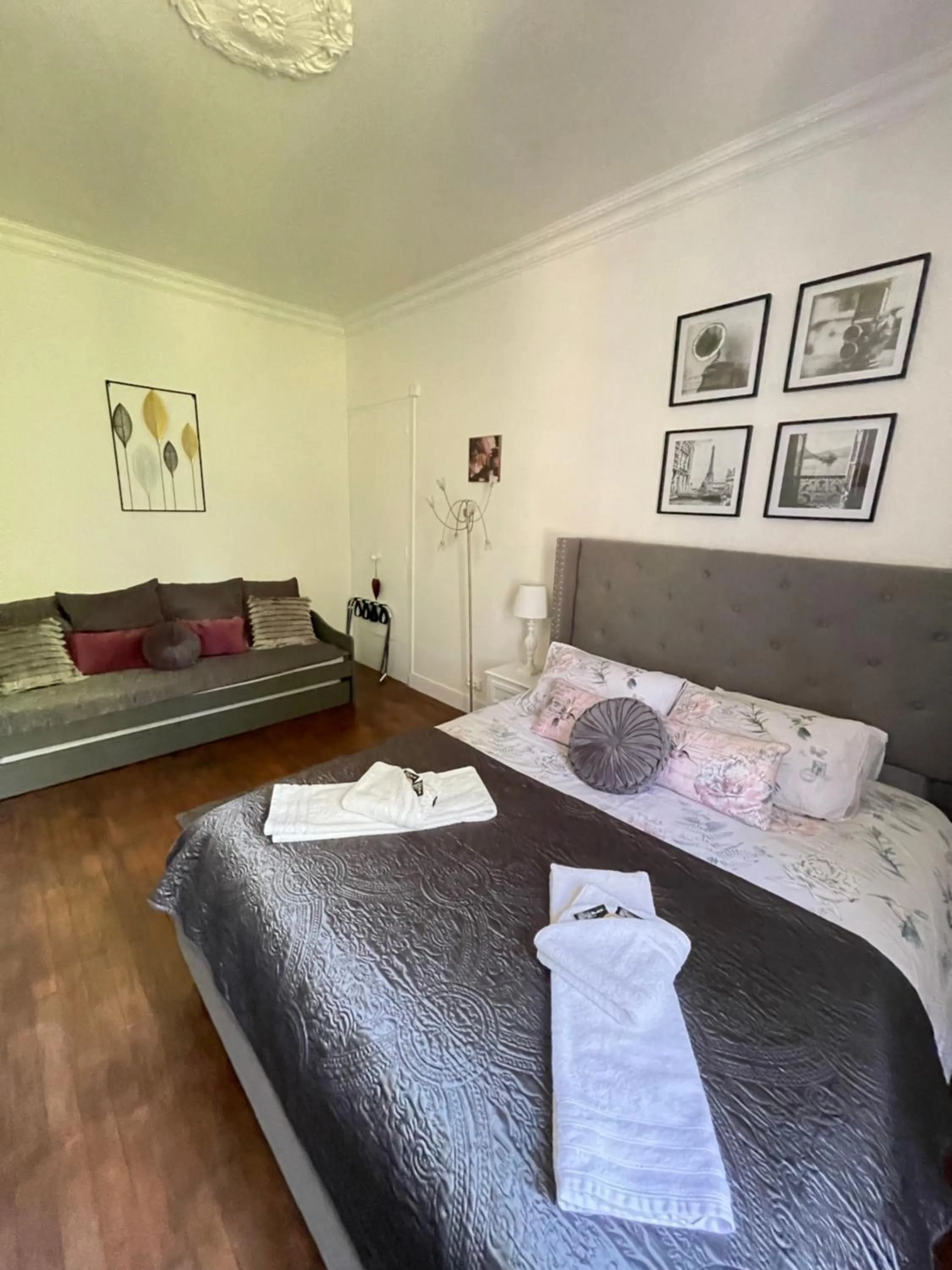 Bed in Vue du Château d'Excideuil en chambres