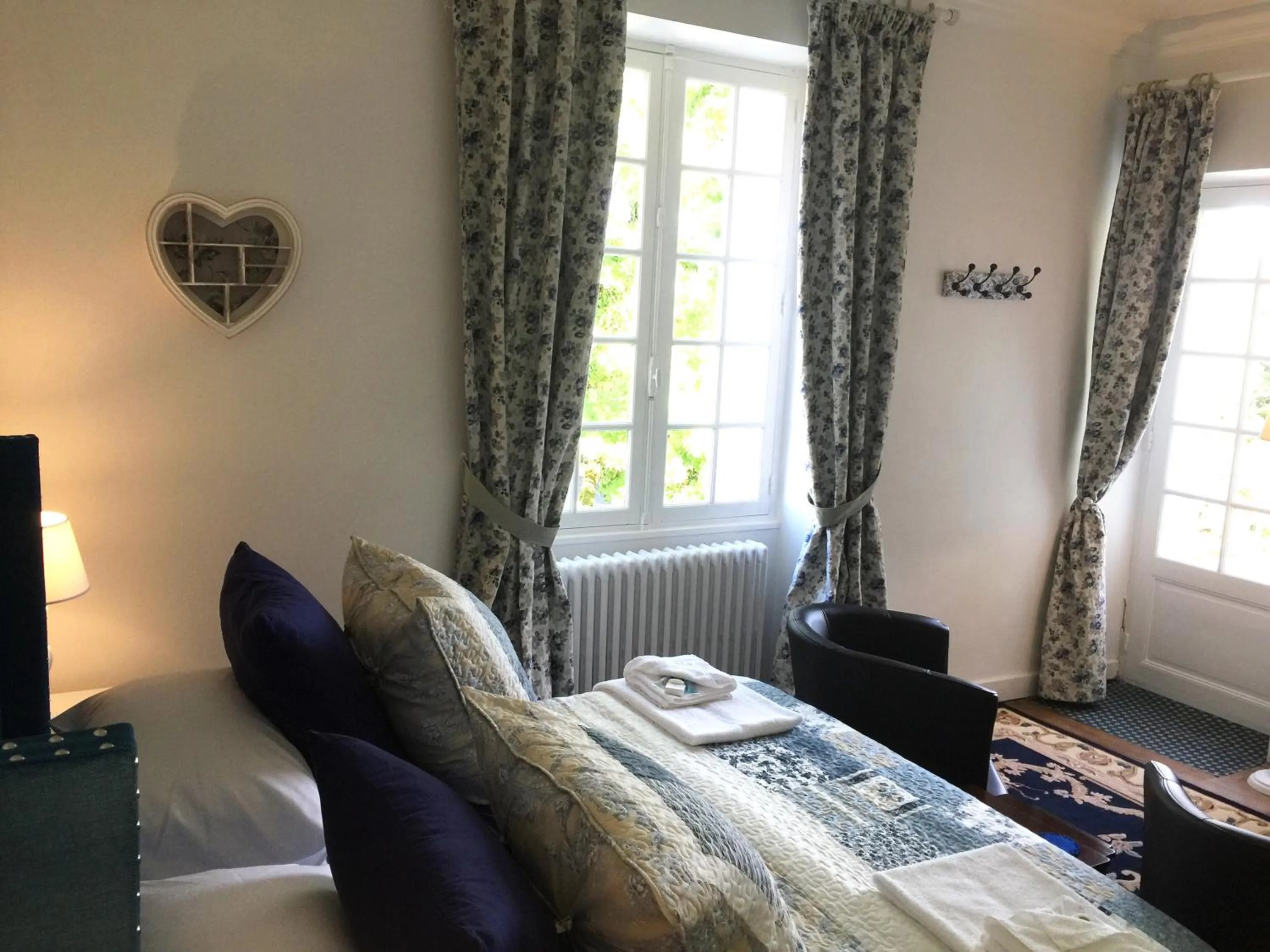 Bedroom, Bed in Vue du Château d'Excideuil en chambres